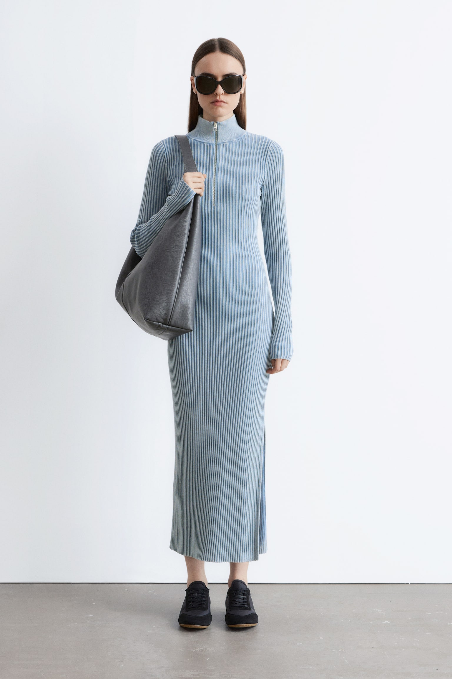 Ribbet maxikjole med lynlås - Støvet blå - 1