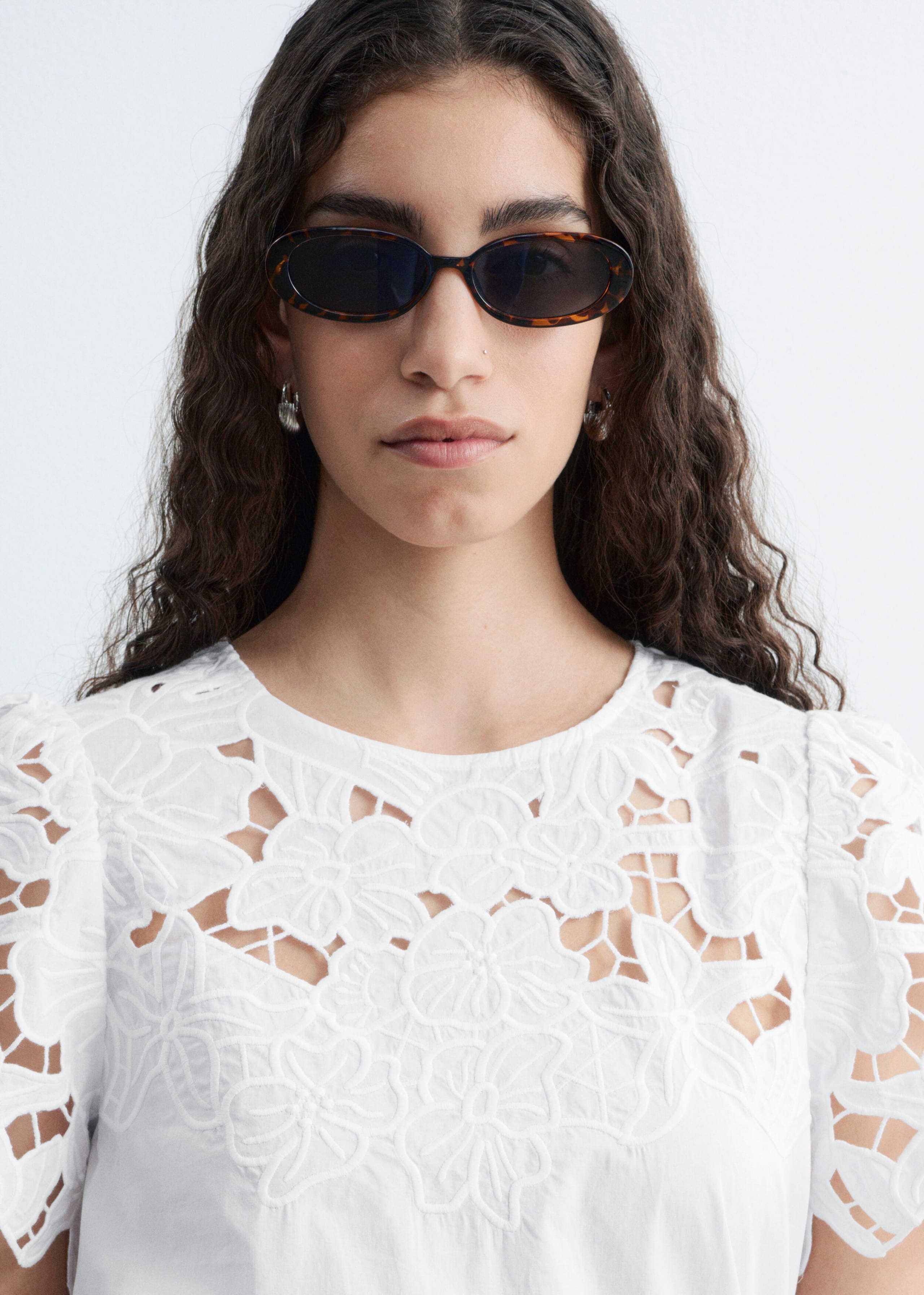 Image of Kurzärmlige Bluse mit Blumenstickerei