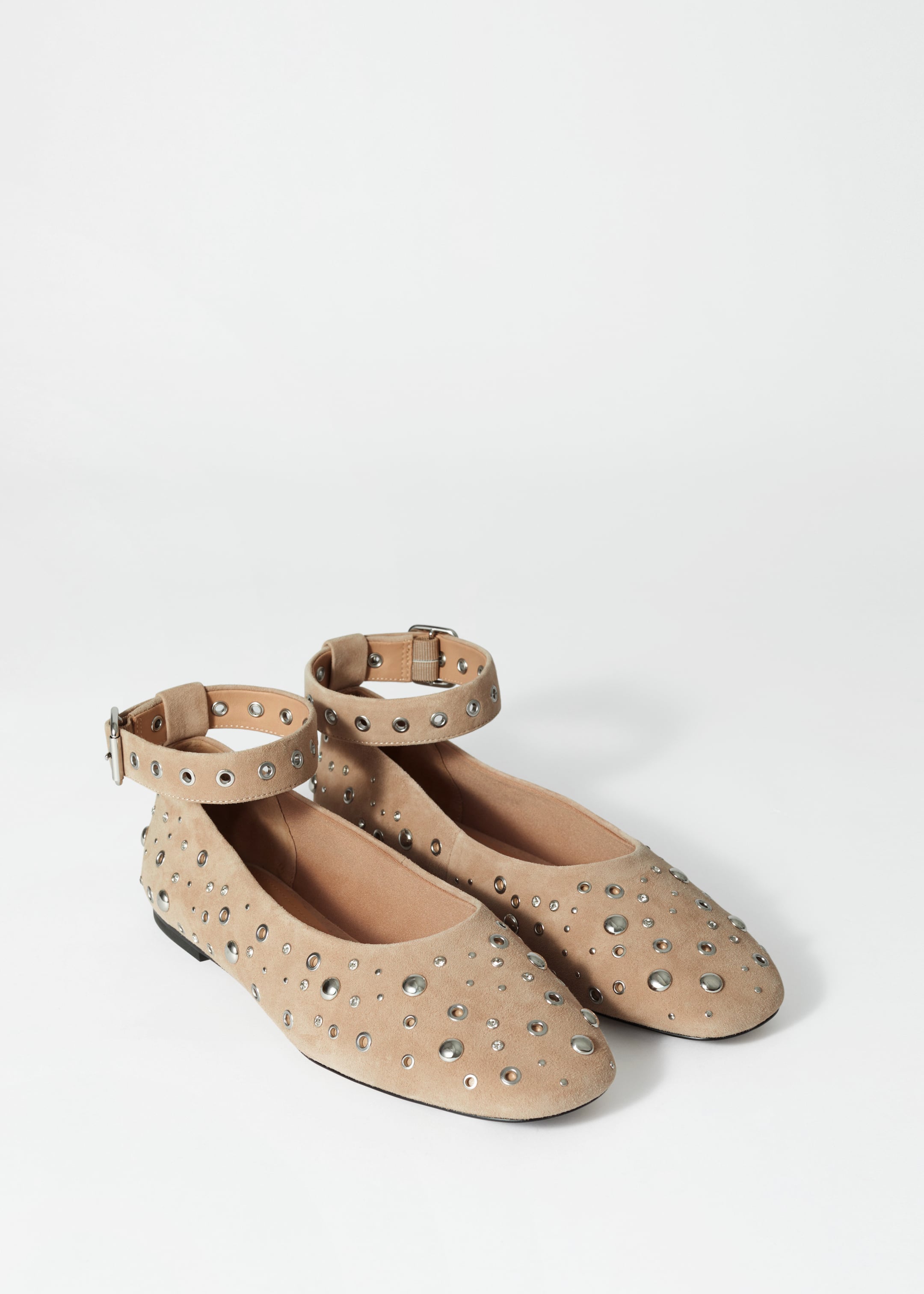 Visa större bild: Ballerinaskor med nitar - Beige mocka - DAM | H&M SE 2