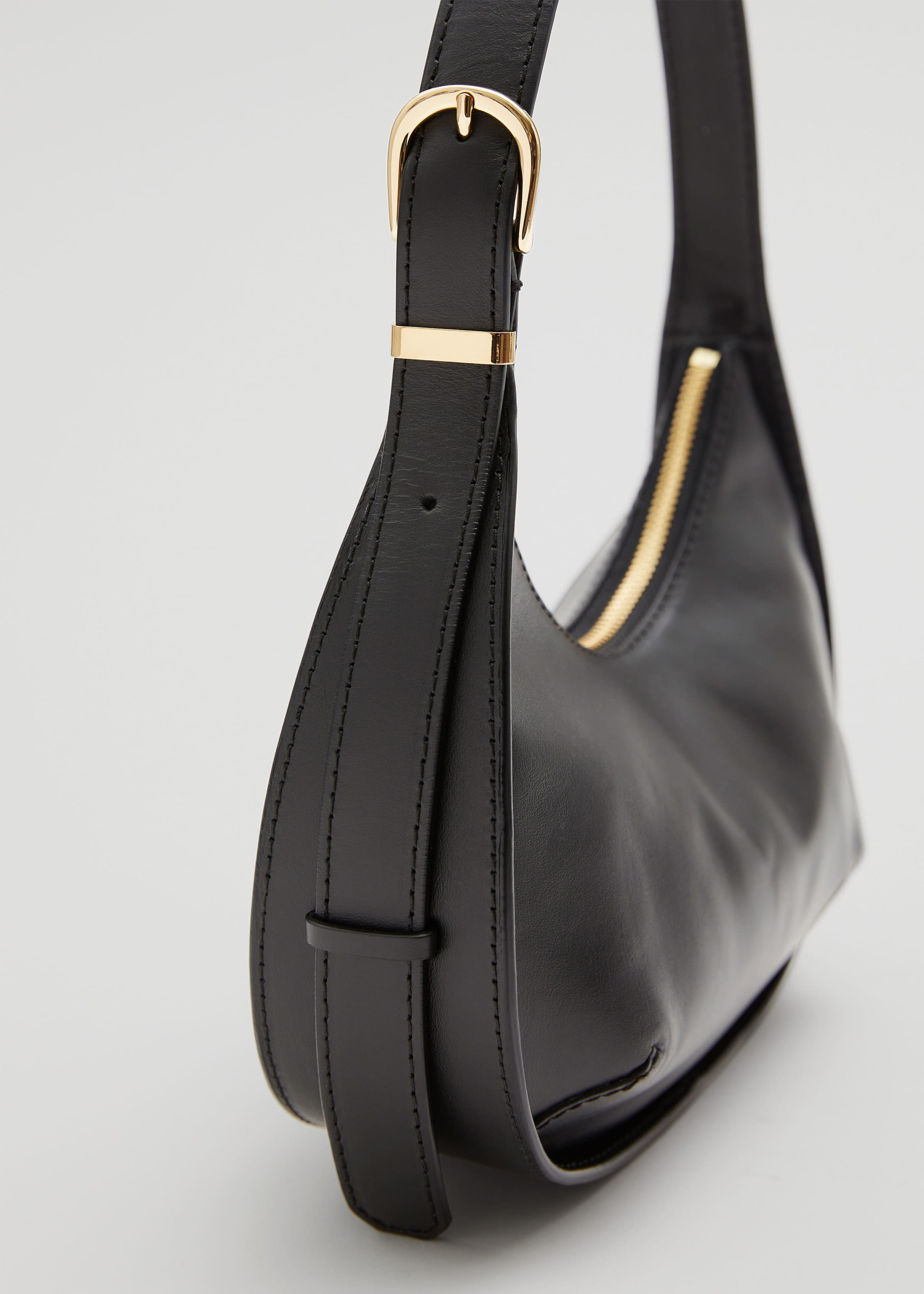 SmallCrescentLeatherBag - {{variantName}} - Descrizione dettagliata