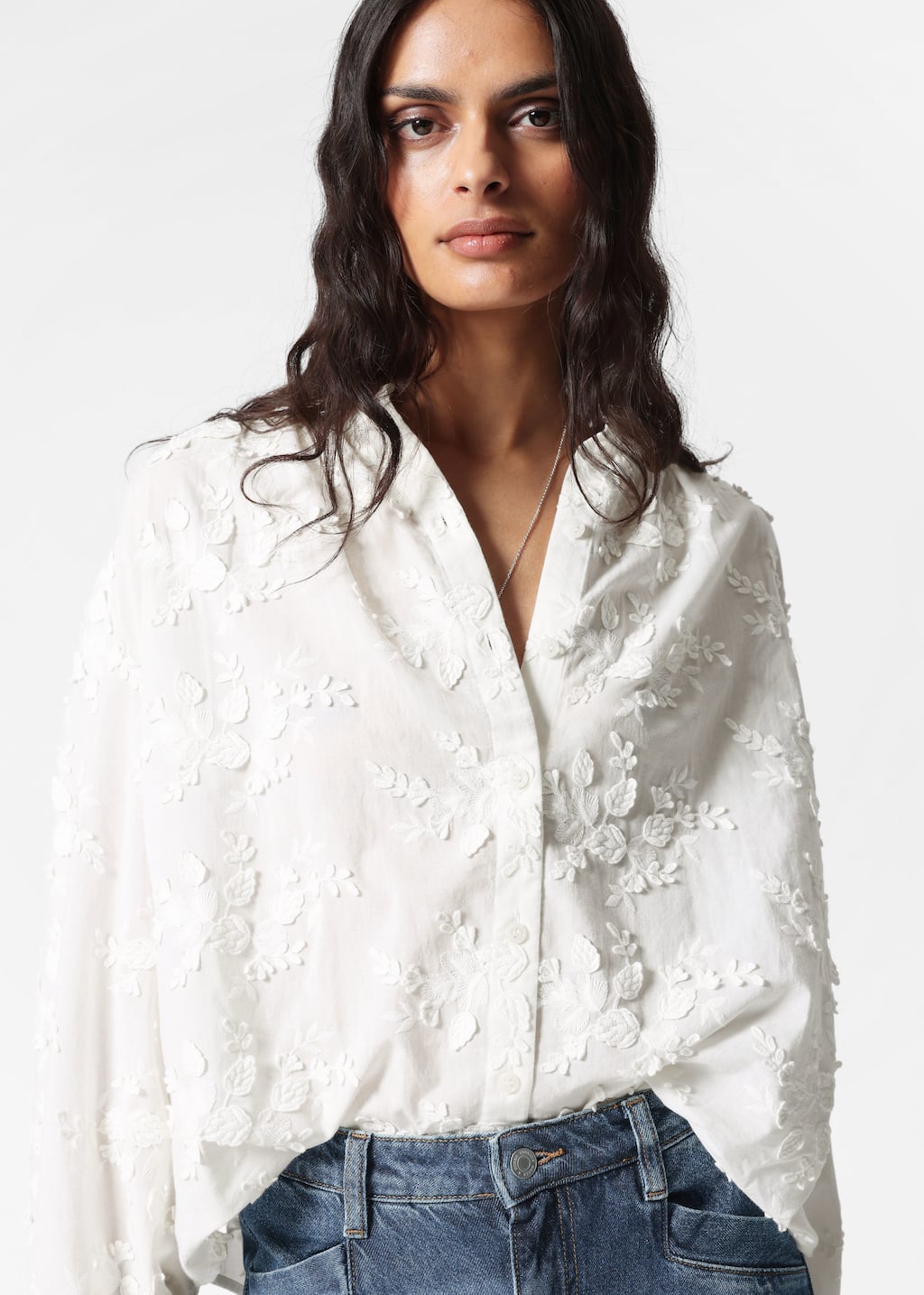 Image of Blusa voluminosa con apliques florales