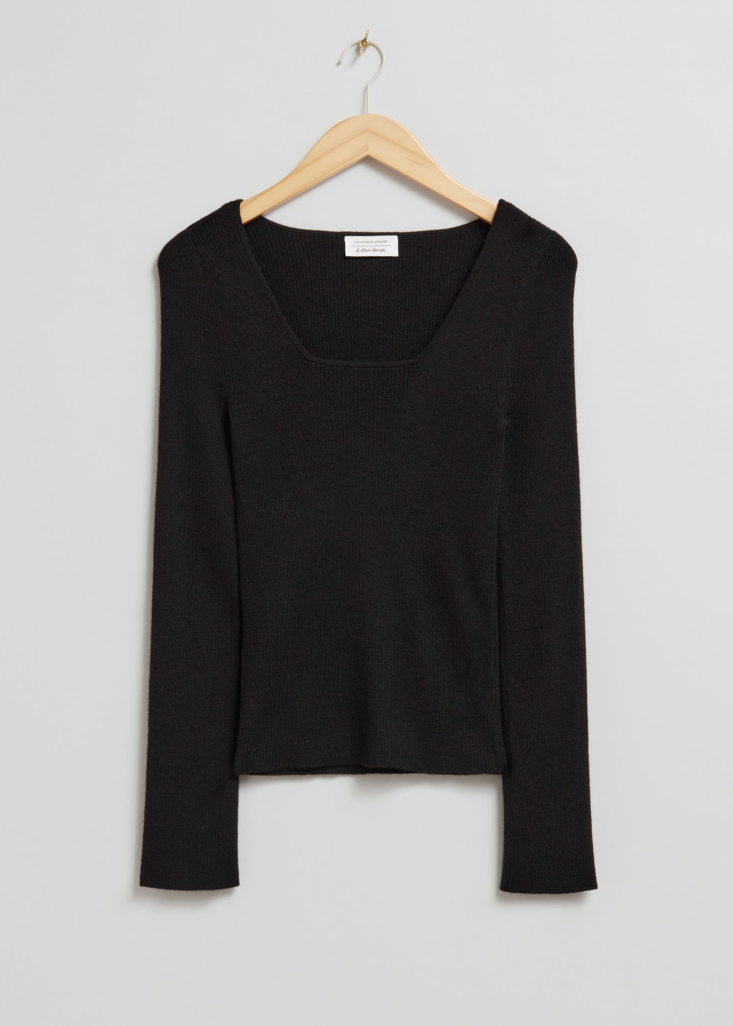 Ribbstickad tröja i merinoull – Svart – stilleben