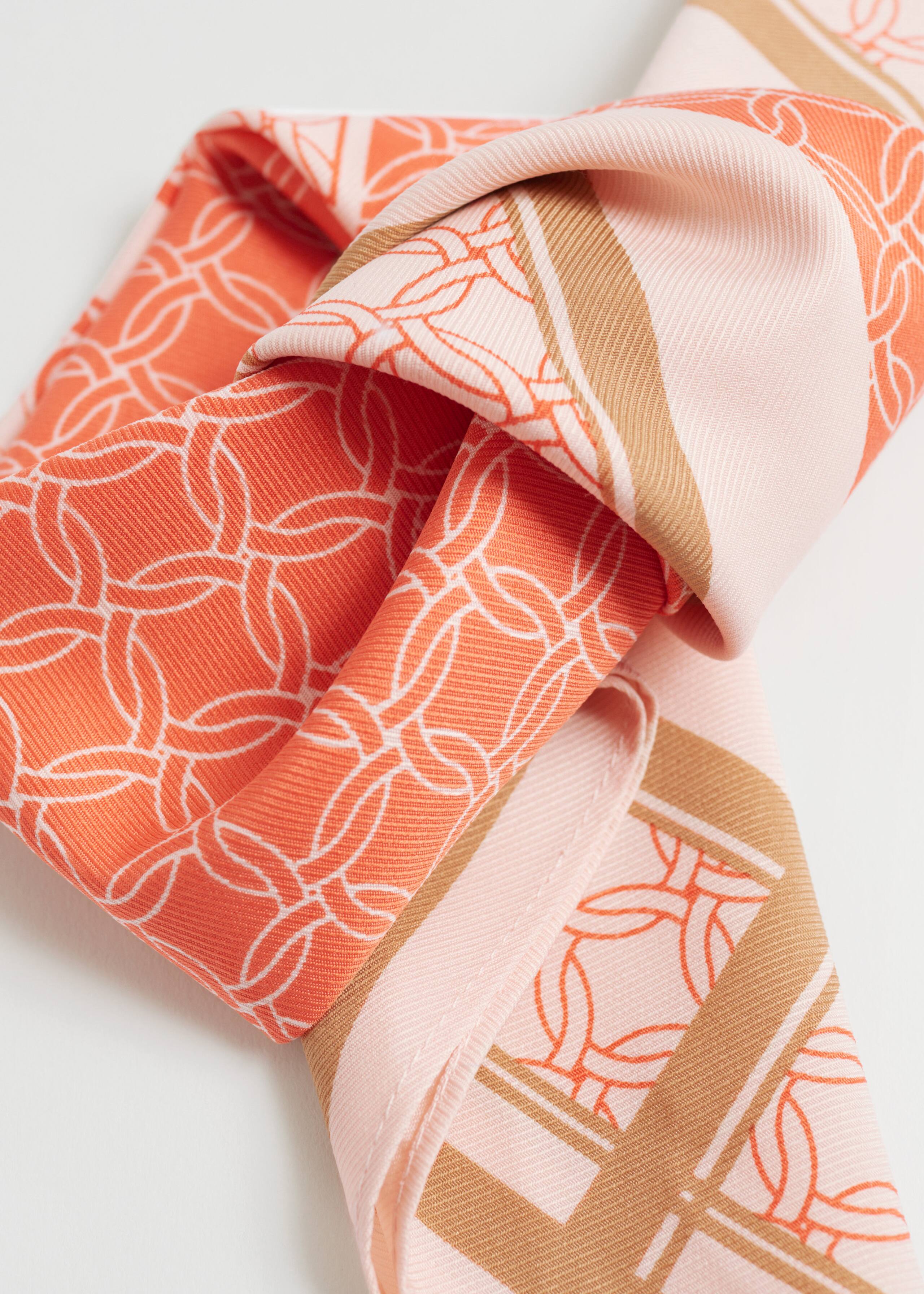 Chain Motif Square Scarf - {{variantName}} - Detalle descriptivo