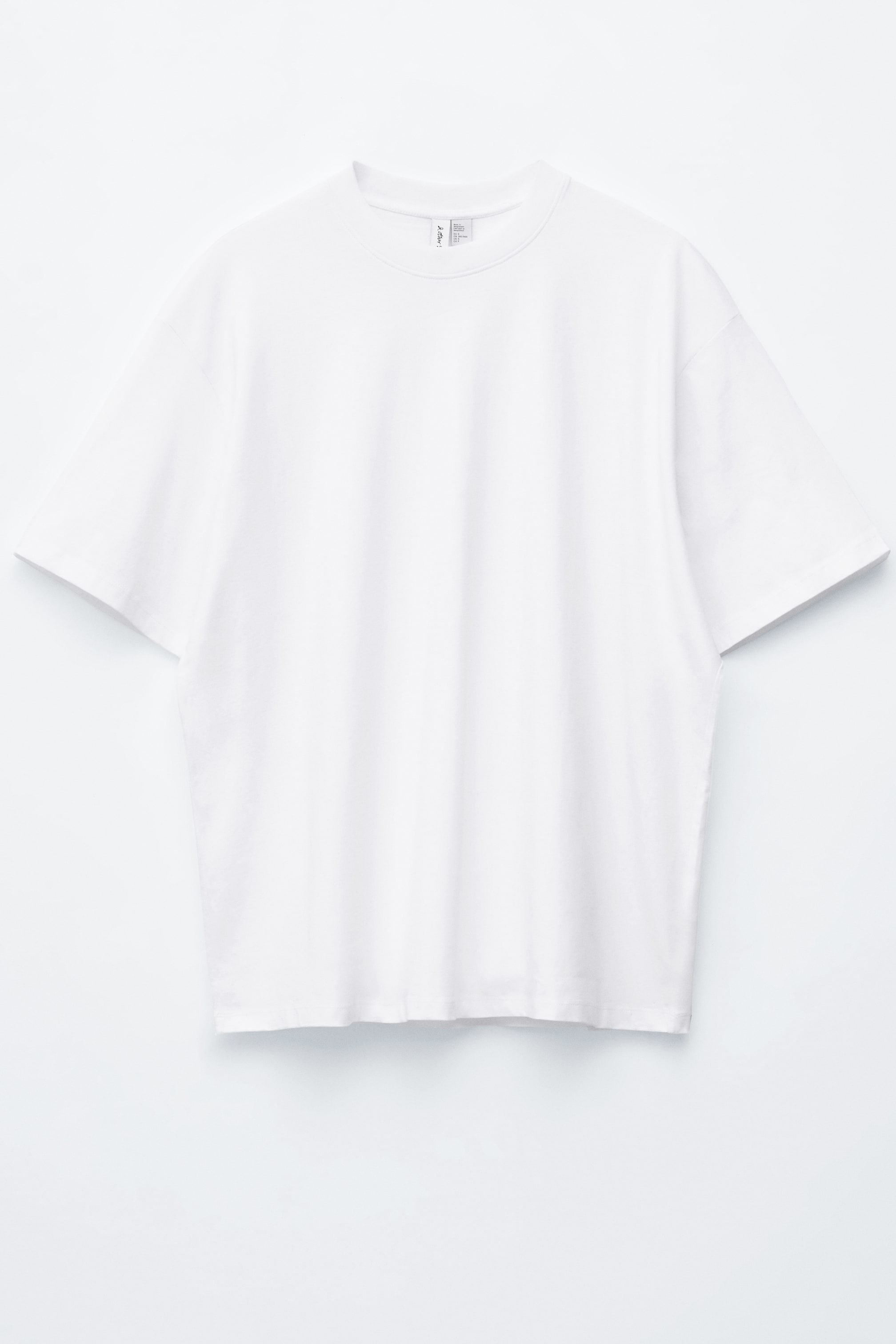 Grotere afbeelding bekijken: VOORKANT: Een wit t-shirt met een geribbelde ronde hals, korte mouwen en een ontspannen pasvorm, met een gladde textuur.