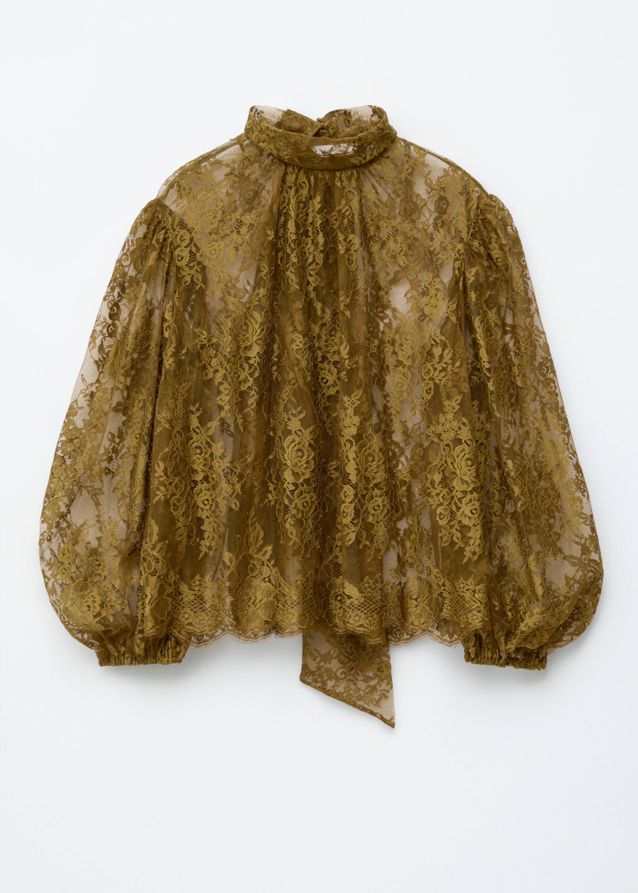 Ingrandisci l'immagine: Una blusa di pizzo verde oliva trasparente mostra la sua vista frontale, caratterizzata da un collo alto con un dettaglio di fiocco auto-legante. Presenta maniche lunghe voluminose raccolte a polsini elasticizzati e un orlo smerlato.
