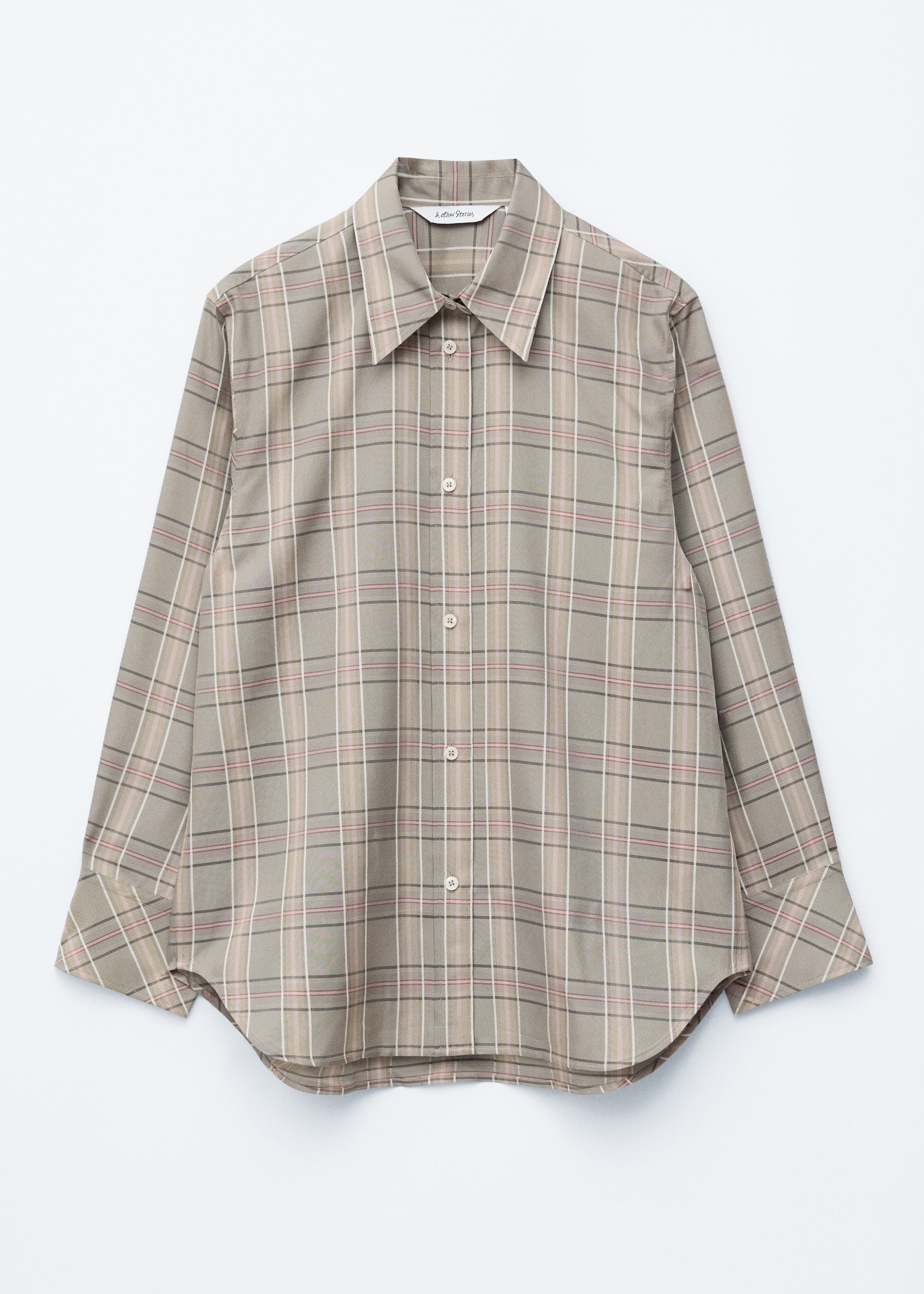 Visualizza immagine più grande: Una camicia mostra il lato FRONT, presentando una silhouette lunga e oversize e un motivo a quadri su tutta la superficie. Presenta un colletto classico, maniche lunghe con polsini abbottonati, un orlo arrotondato e una chiusura frontale con bottoni.