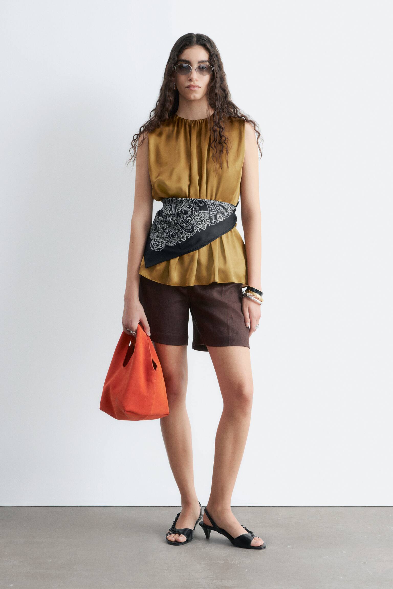 Top Fără Mâneci Din Mătase Cu Volane - Maro - 3