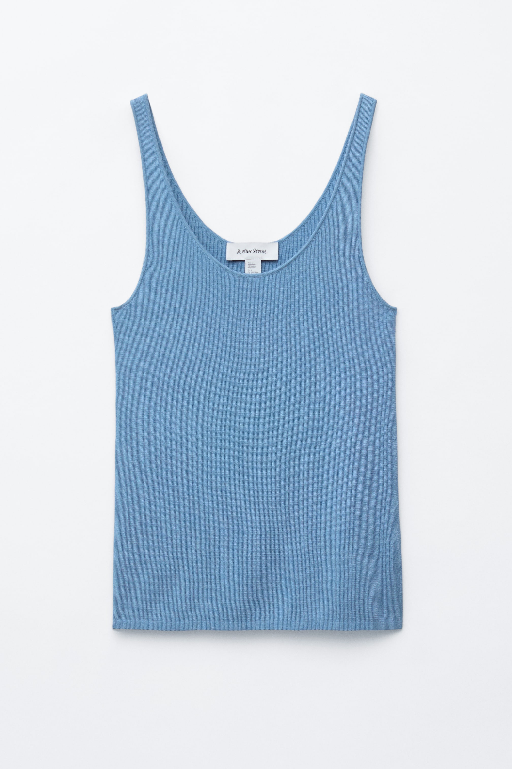 Nagyobb kép megtekintése: Egy kék tank top fekszik laposan, bemutatva az elejét. Finom kötésű, enyhe függőleges bordázattal, mélyen kivágott nyakkal és széles vállpántokkal rendelkezik, végül egyenes szegéllyel van ellátva.