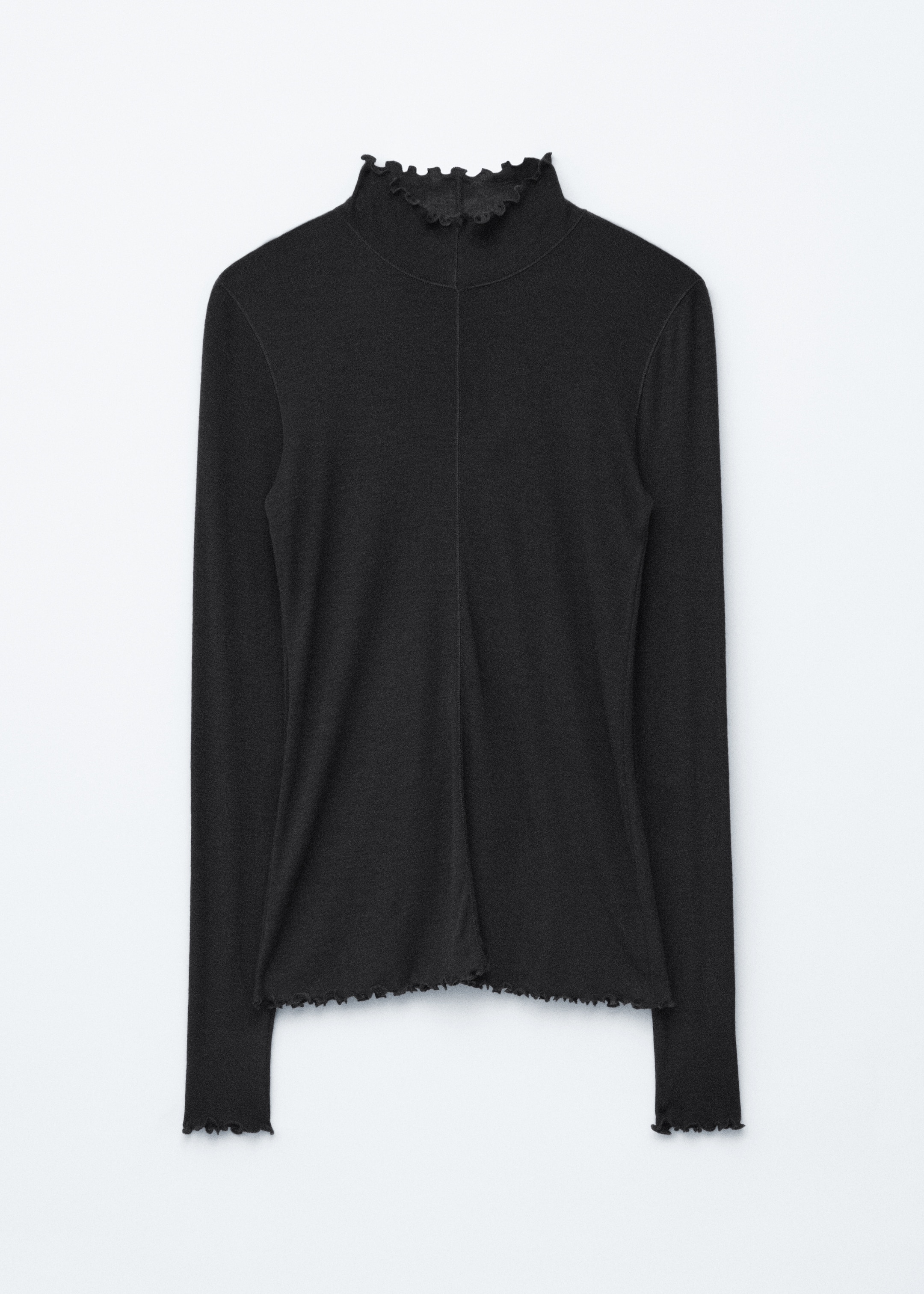 Grotere afbeelding bekijken: Een zwart topje met lange mouwen presenteert een slim-fit silhouet, met een opstaande kraag met geschulpte rand, geschulpte manchetten en een geschulpte zoom. Een flatlocknaad loopt langs het midden van de voorkant van het topje.