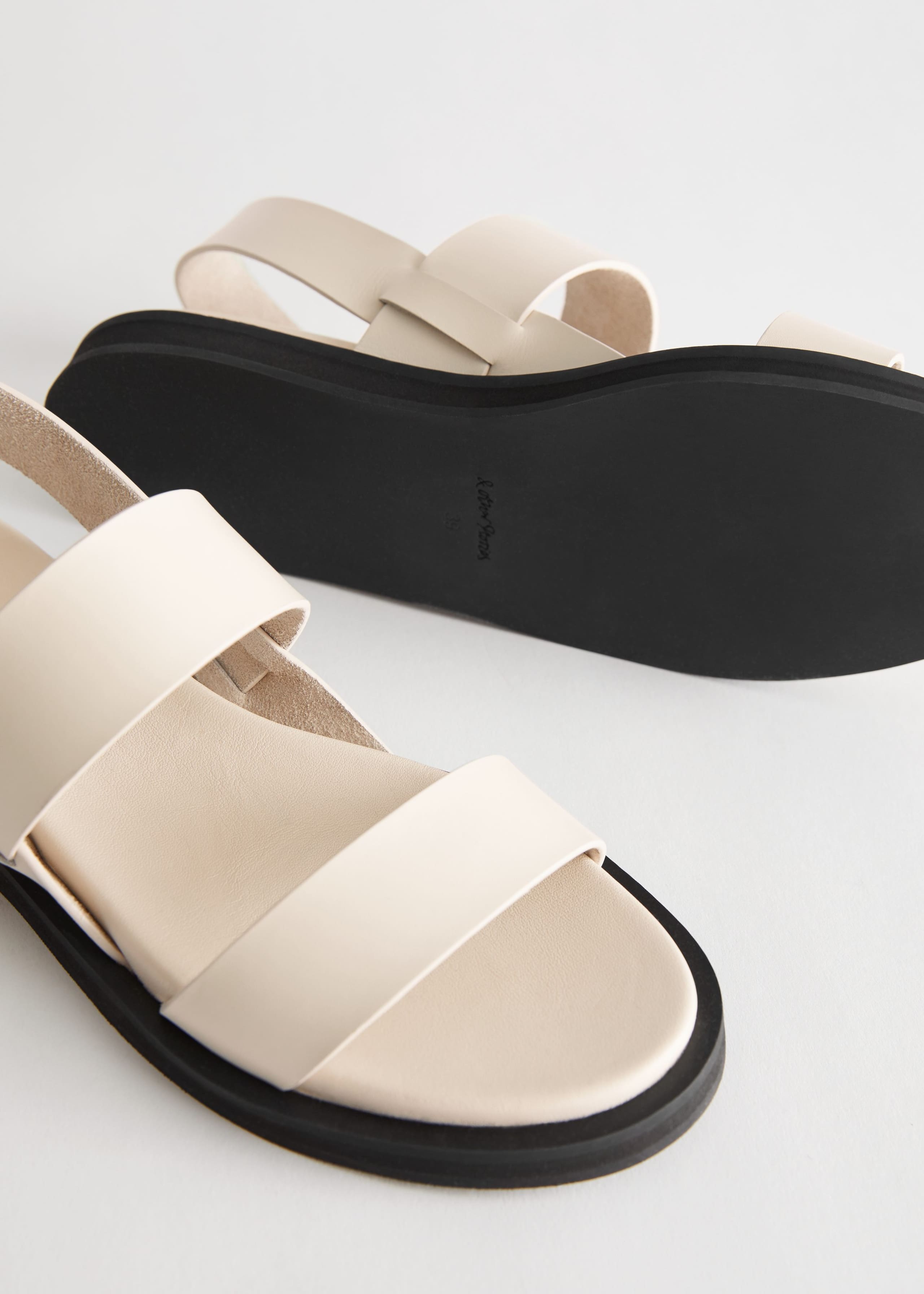 DiagonalSlingbackLeatherSandals - {{variantName}} - Detalle descriptivo