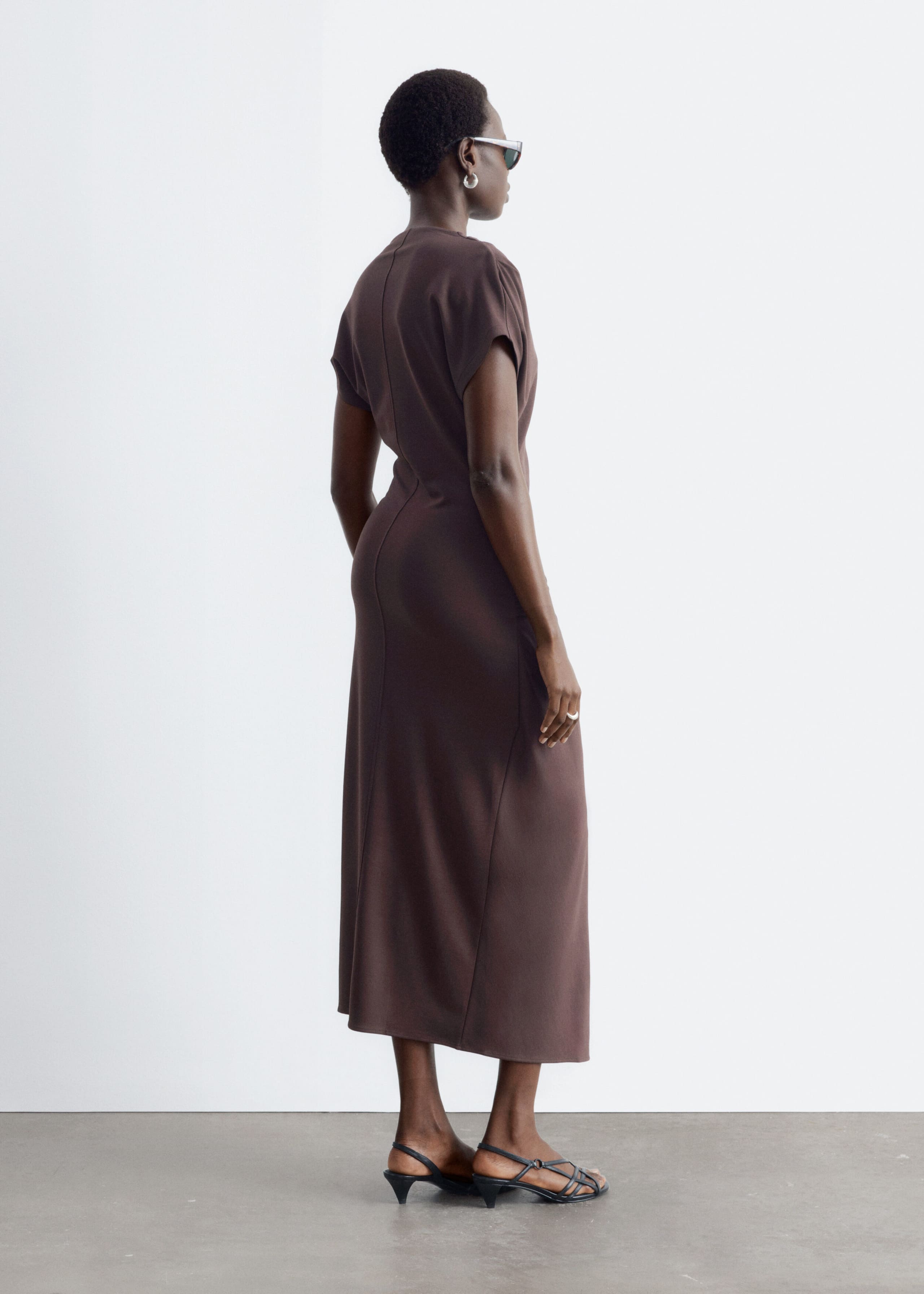 Drapiertes Kleid mit Wickeltaille - Dunkelbraun - Stillleben