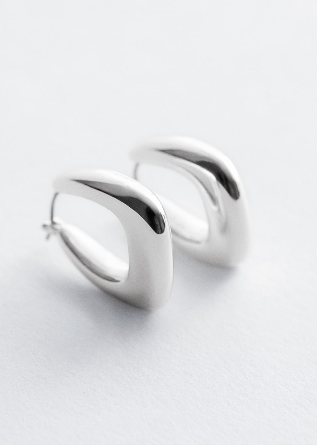 Chunky Oval Hoop Earrings - {{variantName}} - Descriptive Detail