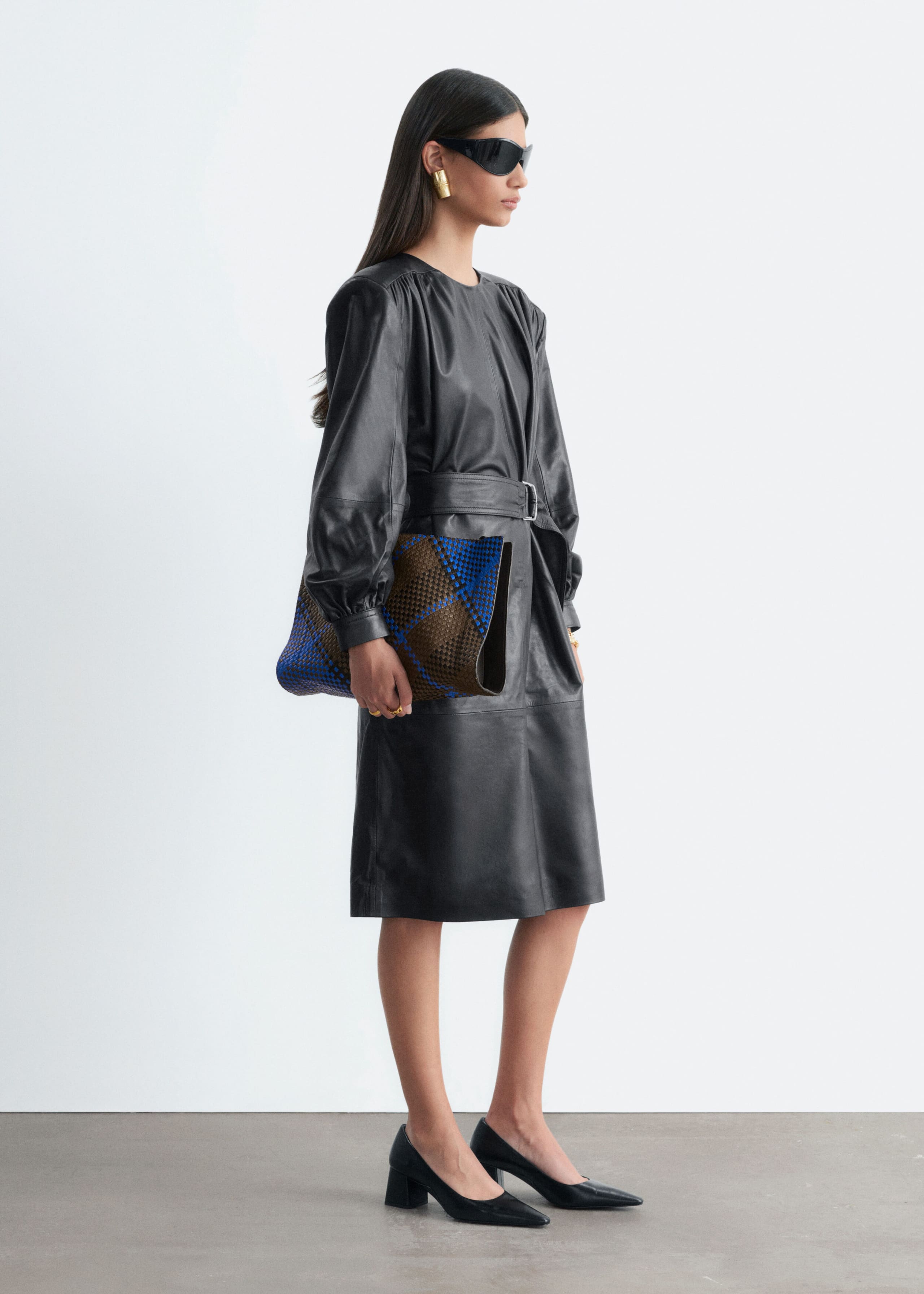 Kleid aus Leder mit Gürtel - Schwarz - Lookbook