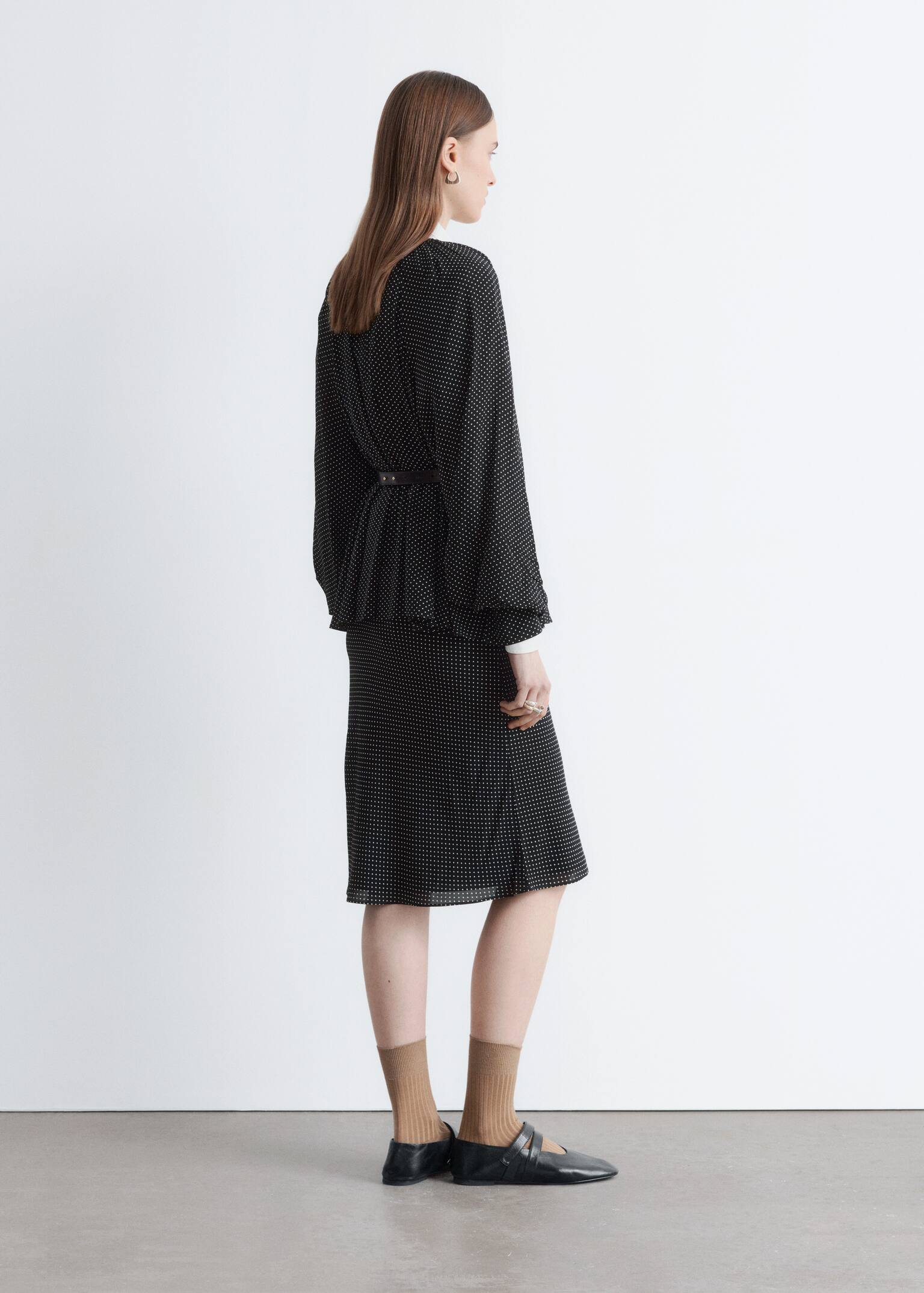 Bluse med ballonærmer - Sort polkaprikker/Mørkeblå - 6