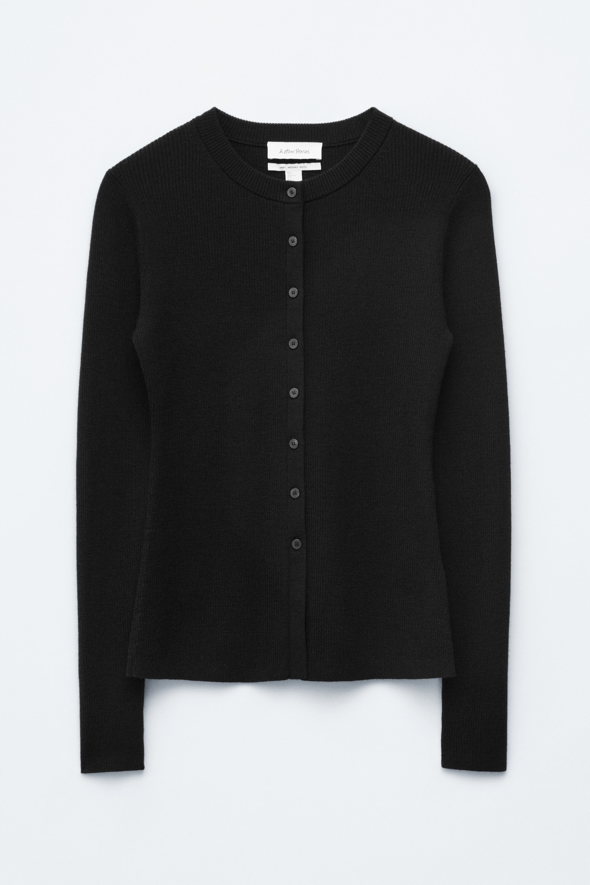 Agrandir l'image: Un cardigan noir à manches longues en maille côtelée est présenté de face, avec une silhouette ajustée, un col rond avec un bord côtelé, et une rangée de boutons sombres s'étendant le long de son centre.