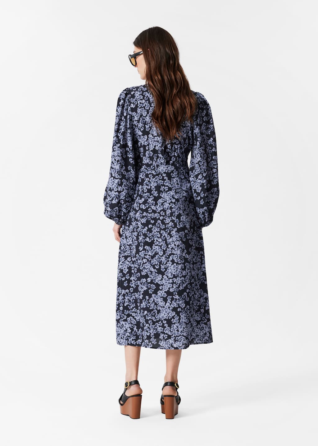 Robe midi à col en V - Motif fleuri bleu - Lookbook