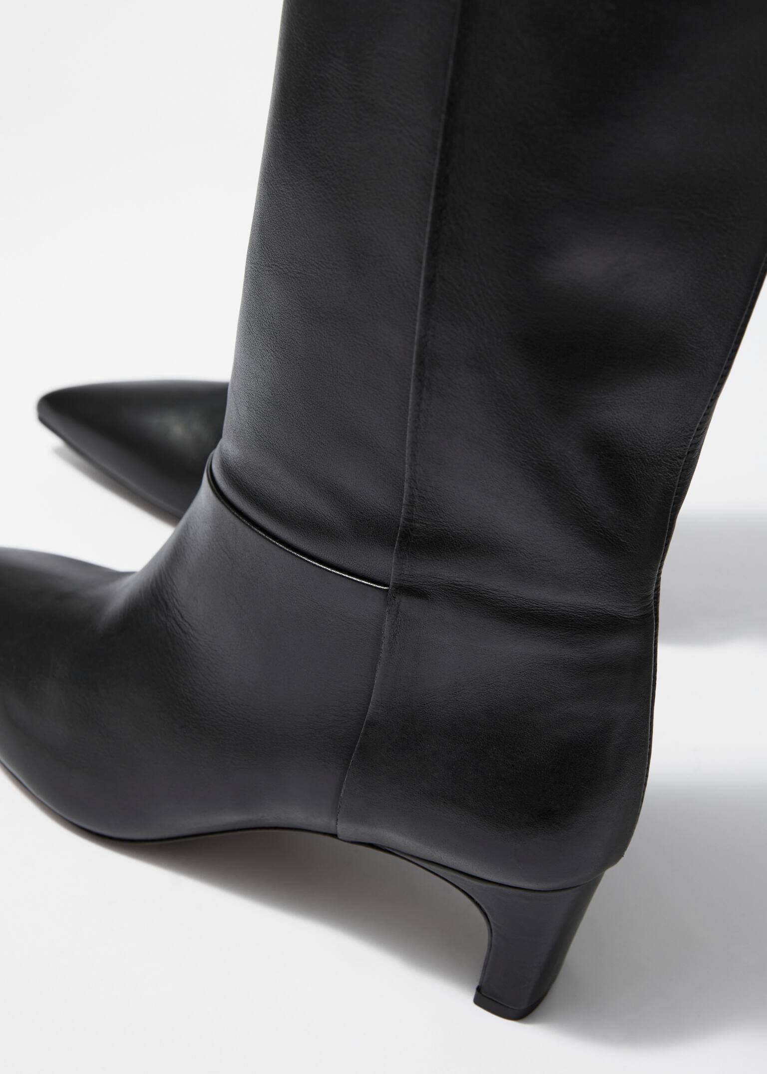 Kniehohe Stiefel mit spitzer Zehenpartie - Schwarzes Nappaleder - 3