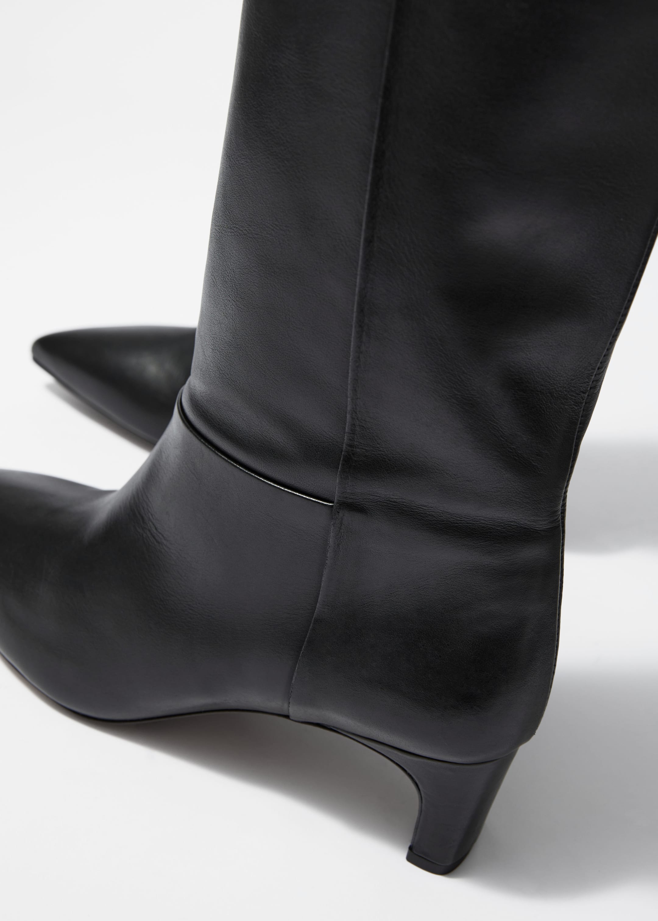 Größeres Bild ansehen: Kniehohe Stiefel mit spitzer Zehenpartie - Schwarzes Nappaleder - Ladies | H&M DE 4