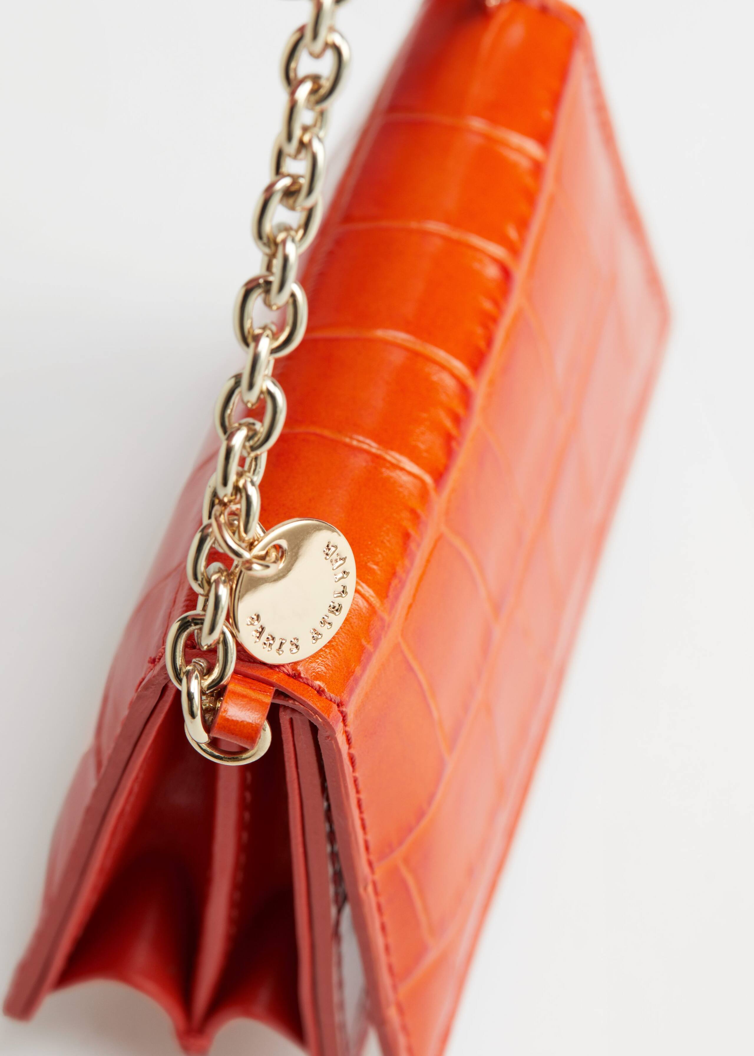 Croc Embossed Leather Chain Wallet - {{variantName}} - Detalle descriptivo