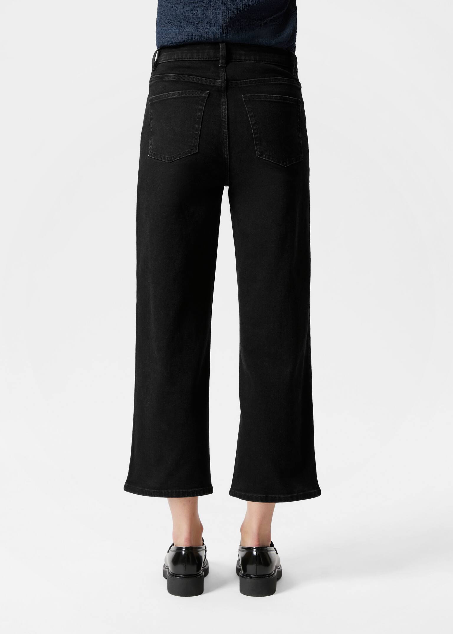 Verkürzte Jeans mit weitem Bein - Schwarz/Mittelblau/Hellblau/Weiß - 10