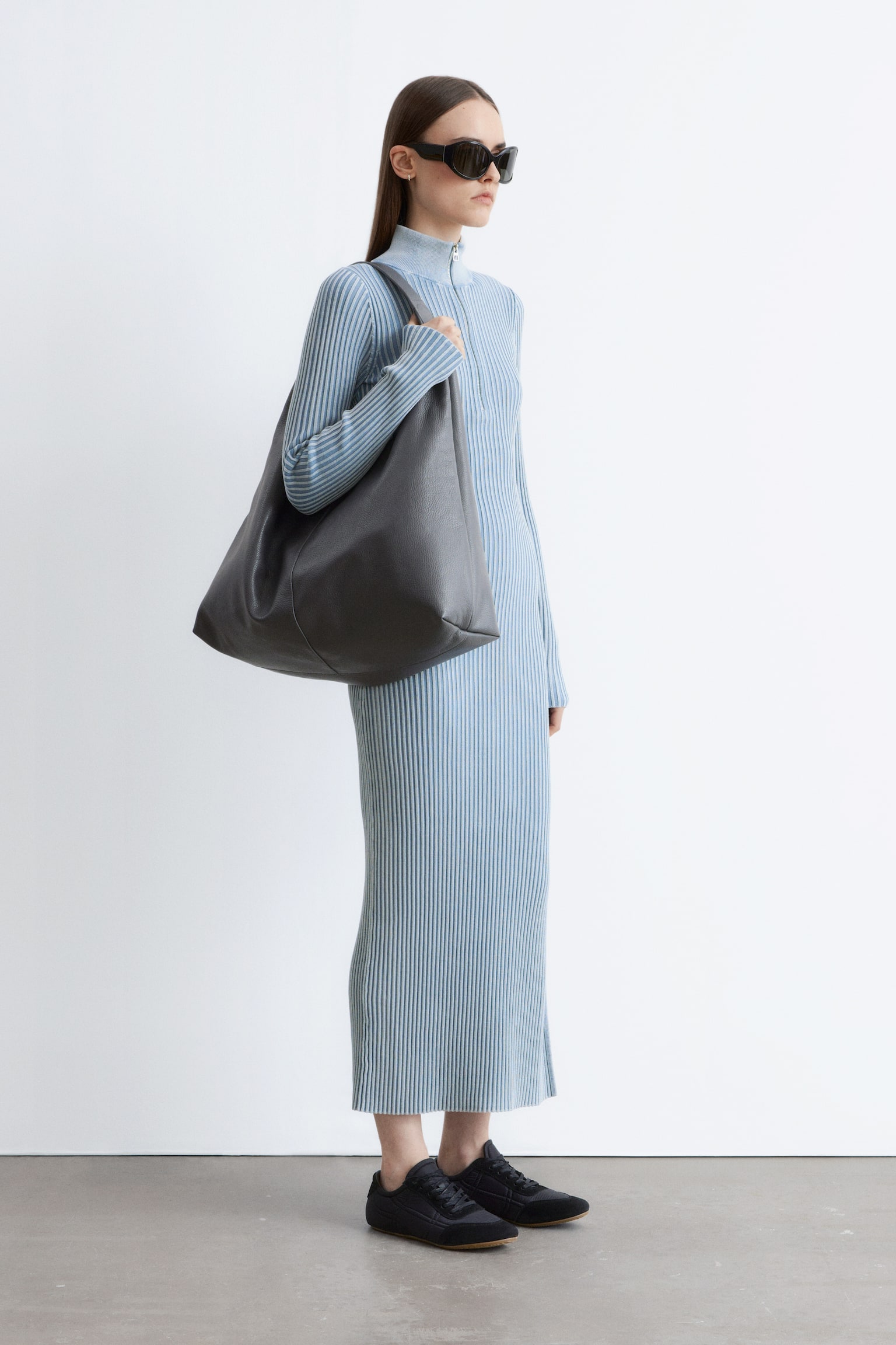 Ribbet maxikjole med lynlås - Støvet blå - 5