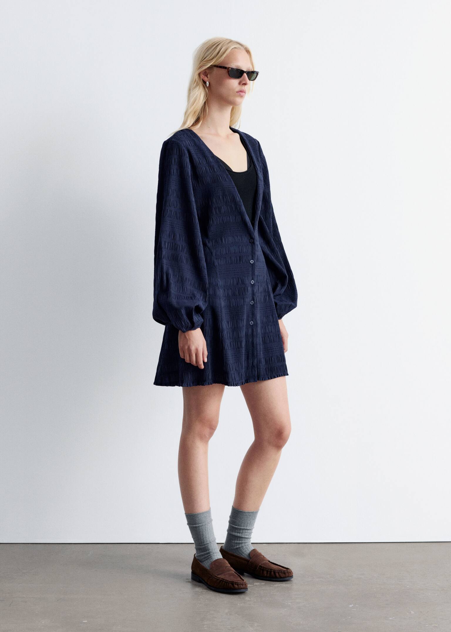 Rochie mini cu mâneci bufante și smock. - Dark Blue/Maro închis - 3