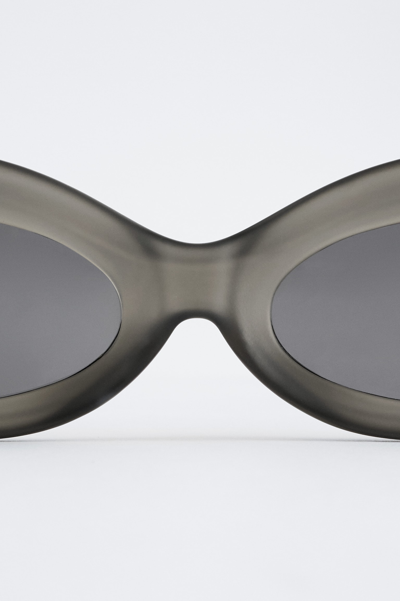 Skulpturerede ovale solbriller - Grå/Sort - 5