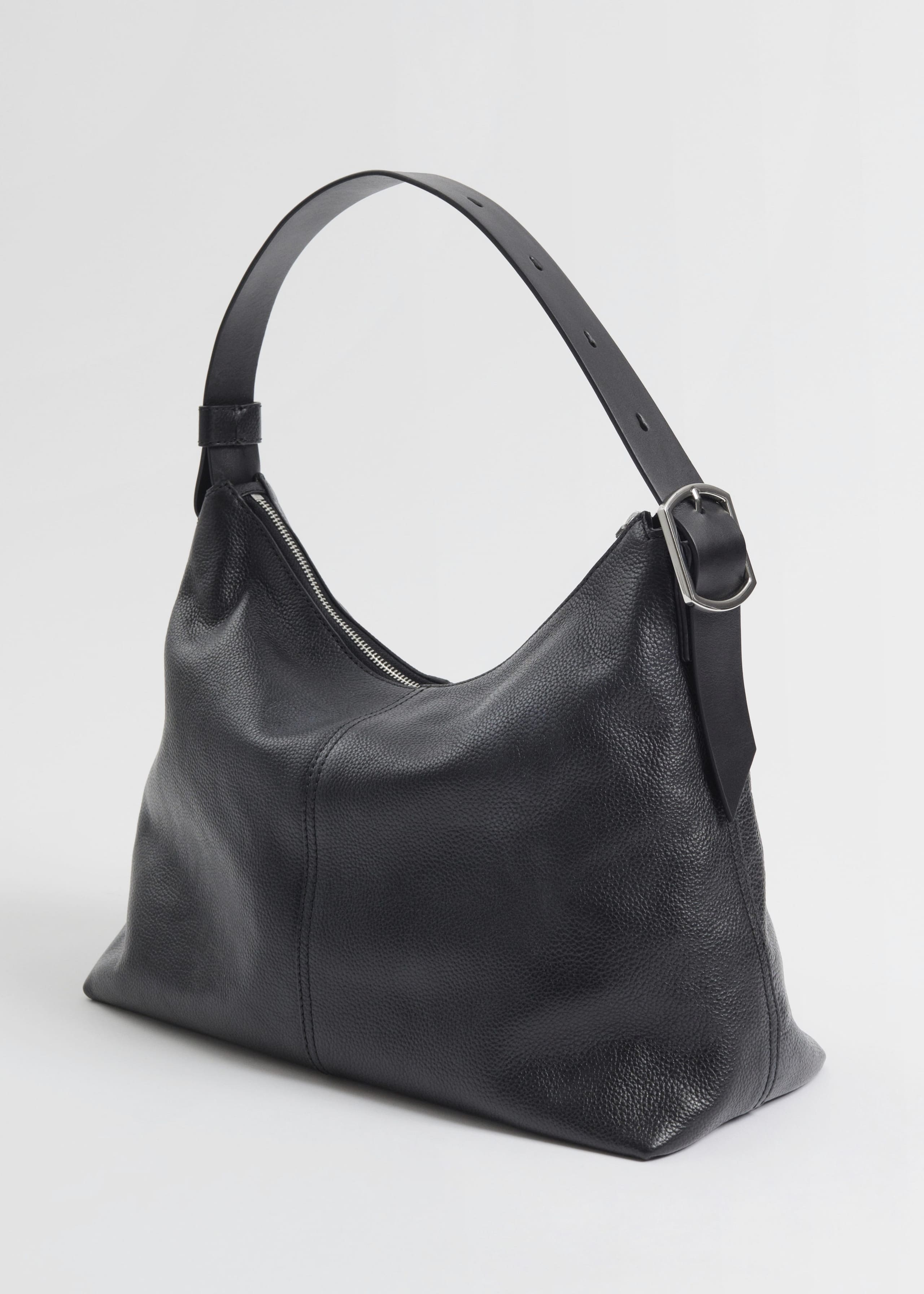 CurvedLeatherShoulderBag - Black - Natura morta