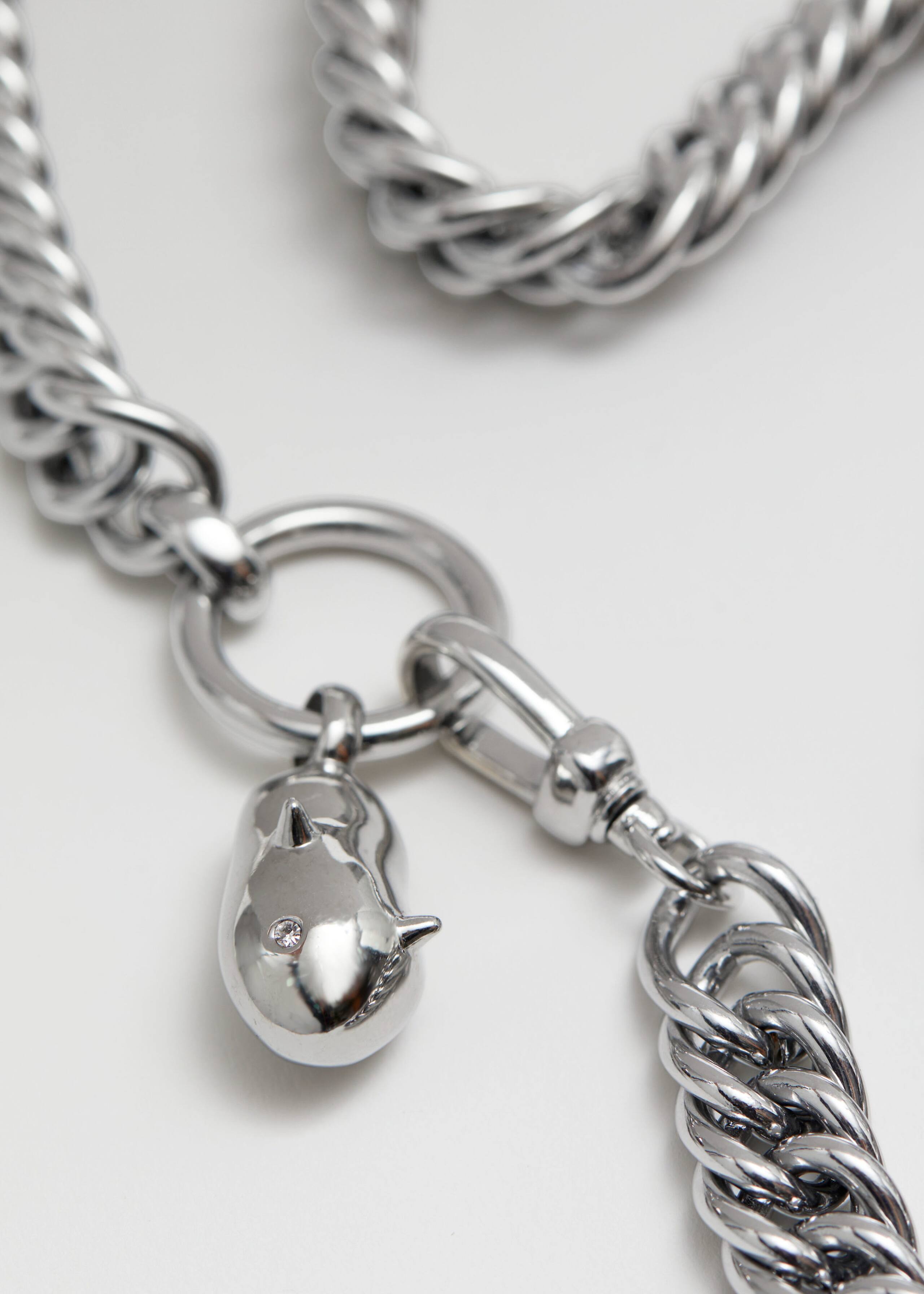 Collar grueso con colgante - {{variantName}} - Detalle descriptivo