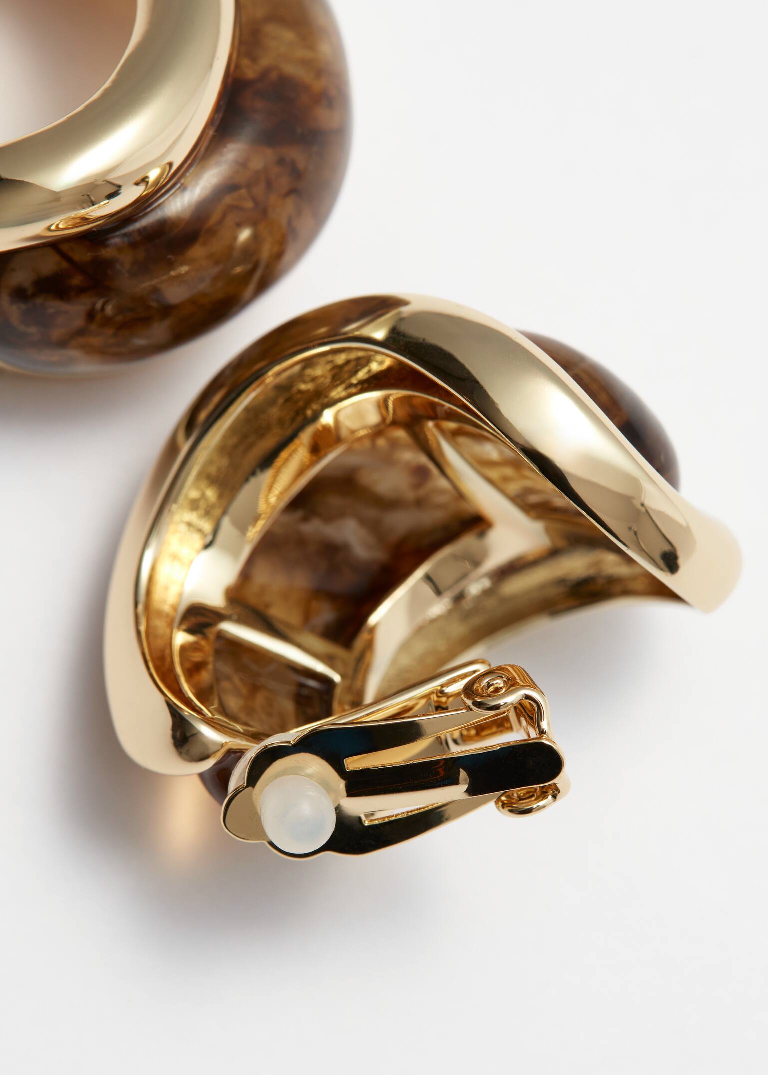 Gemarmerde oorclips in een bolle vorm - Goud/bruin - 2