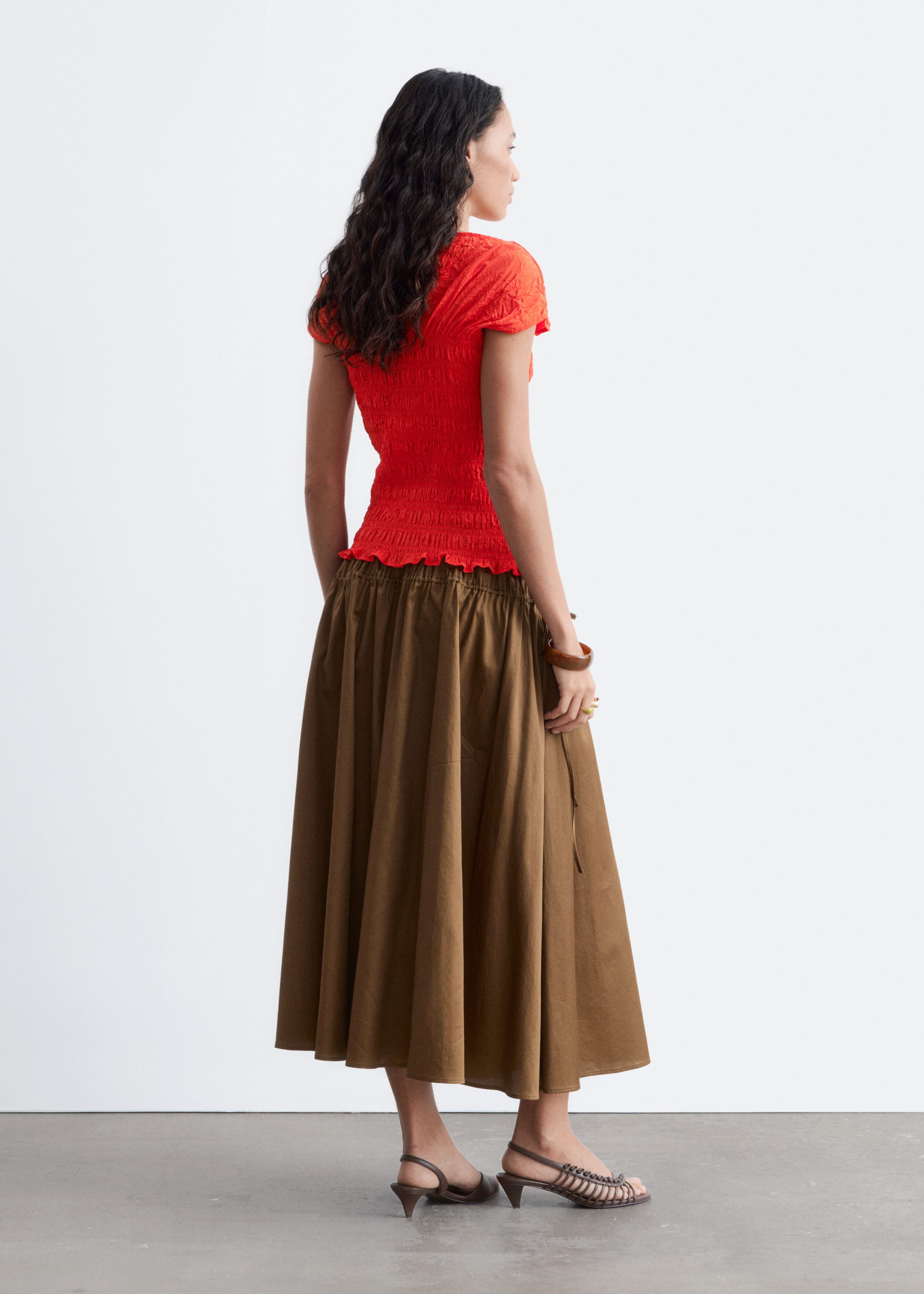 Gesmoktes Oberteil mit U-Boot-Ausschnitt - Beige/Gestreift - Lookbook