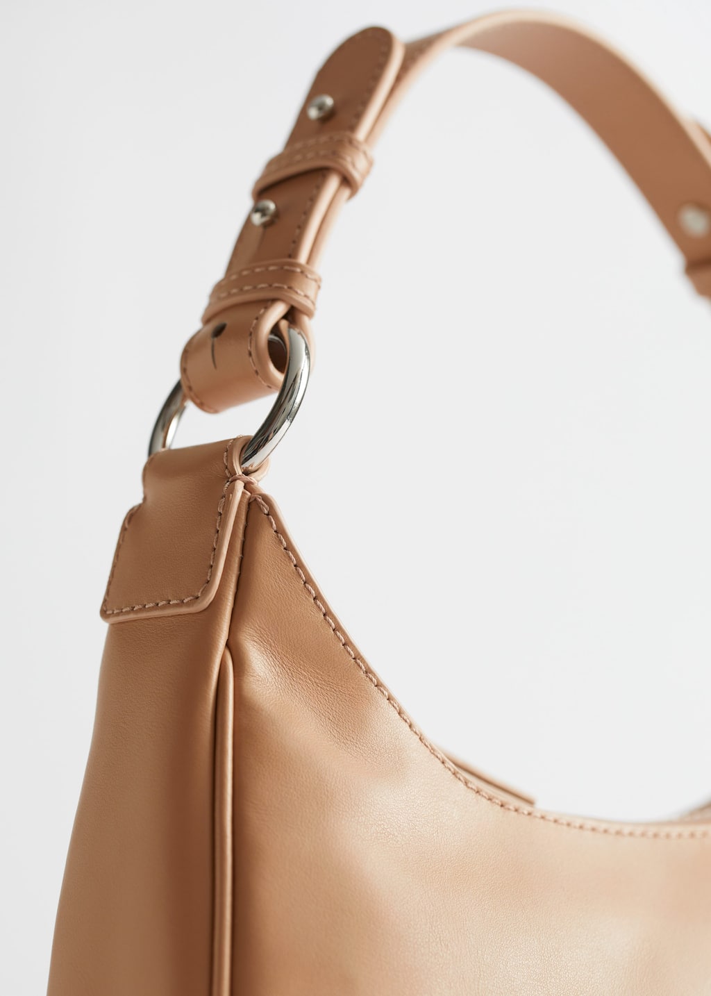Curved Leather Shoulder Bag - {{variantName}} - Descrizione dettagliata