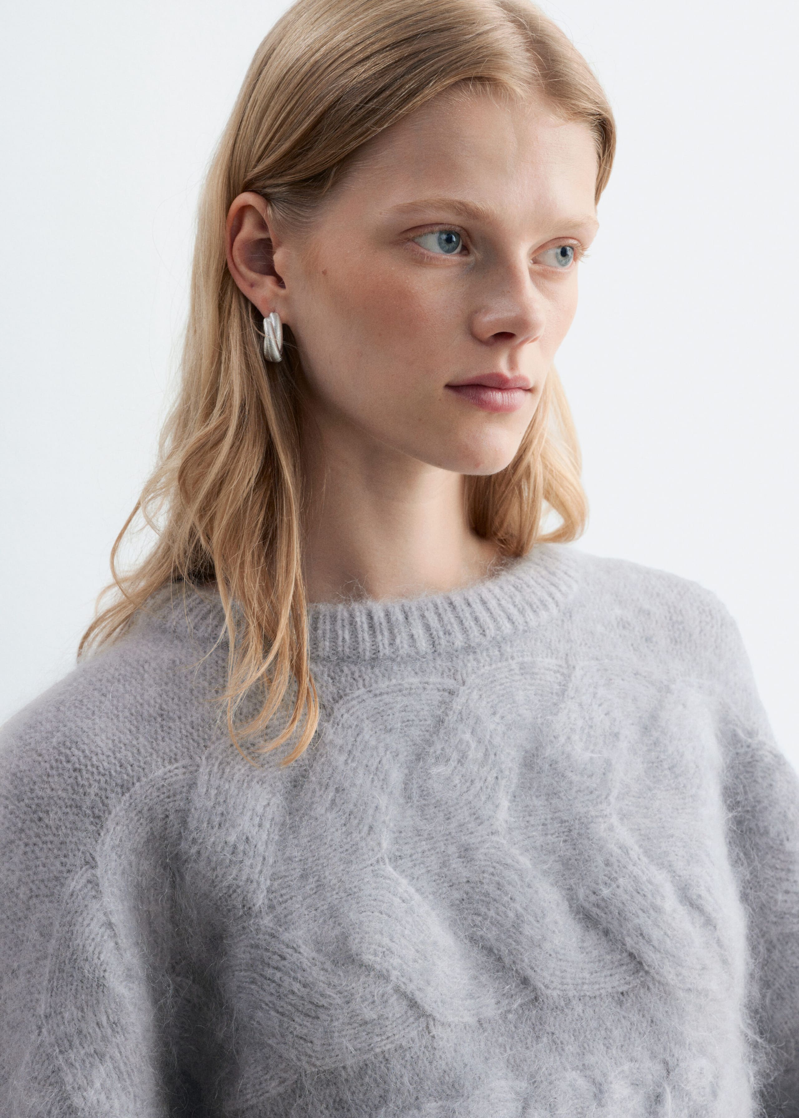 Kabelstickad tröja i mohairblandning – Grå – lookbook