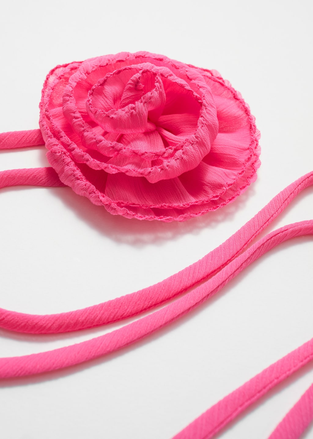 Image of Collier avec broche rose et liens