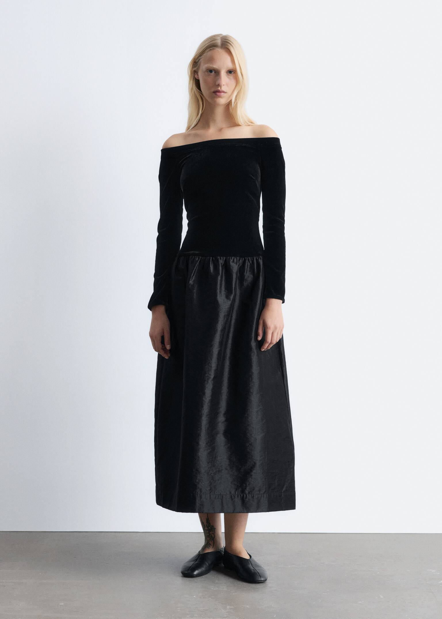 Off-Shoulder Velvet Midi Dress - שחור - 2