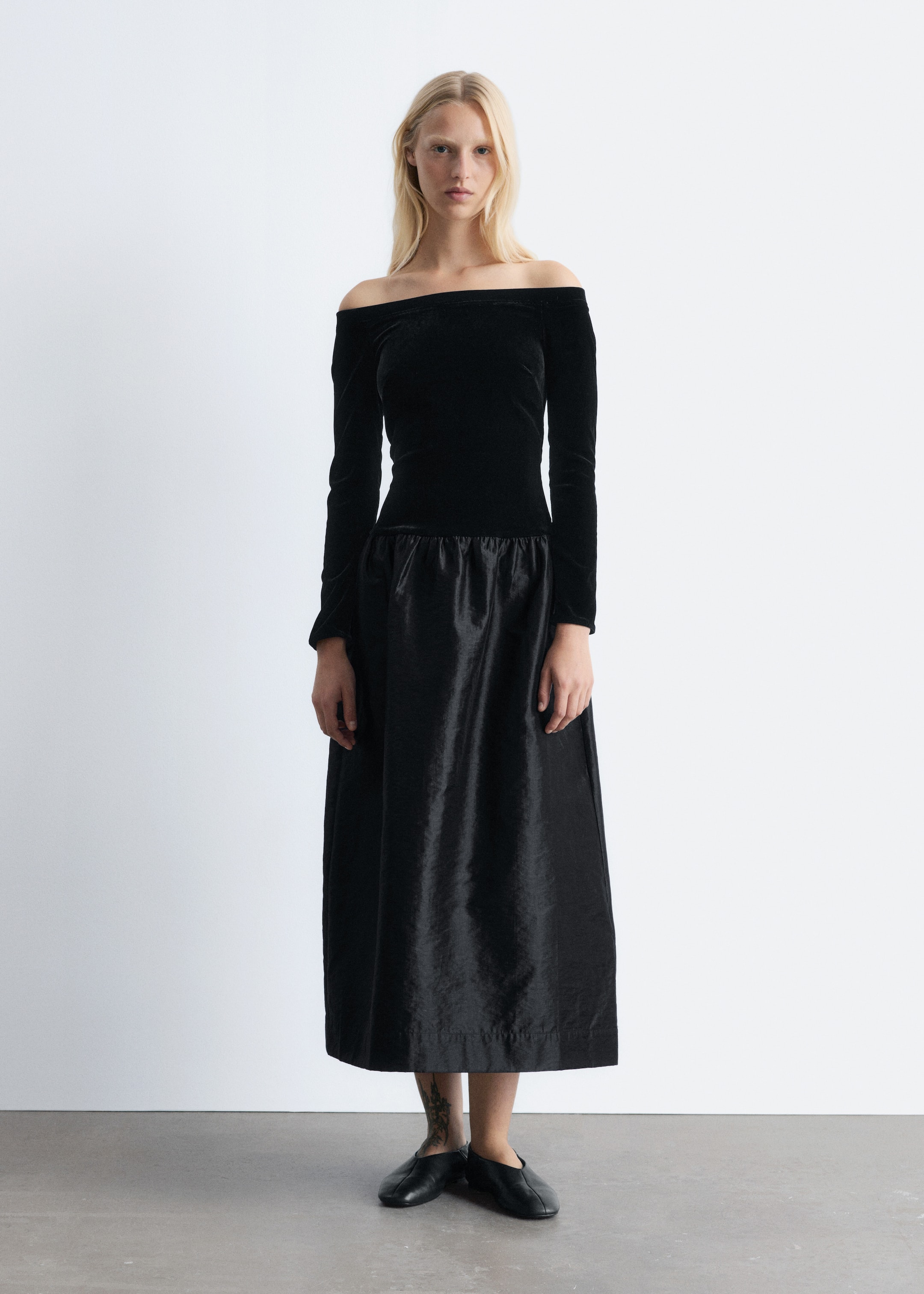 הצגת תמונה גדולה יותר: Off-Shoulder Velvet Midi Dress - שחור - Ladies | H&M IL 1
