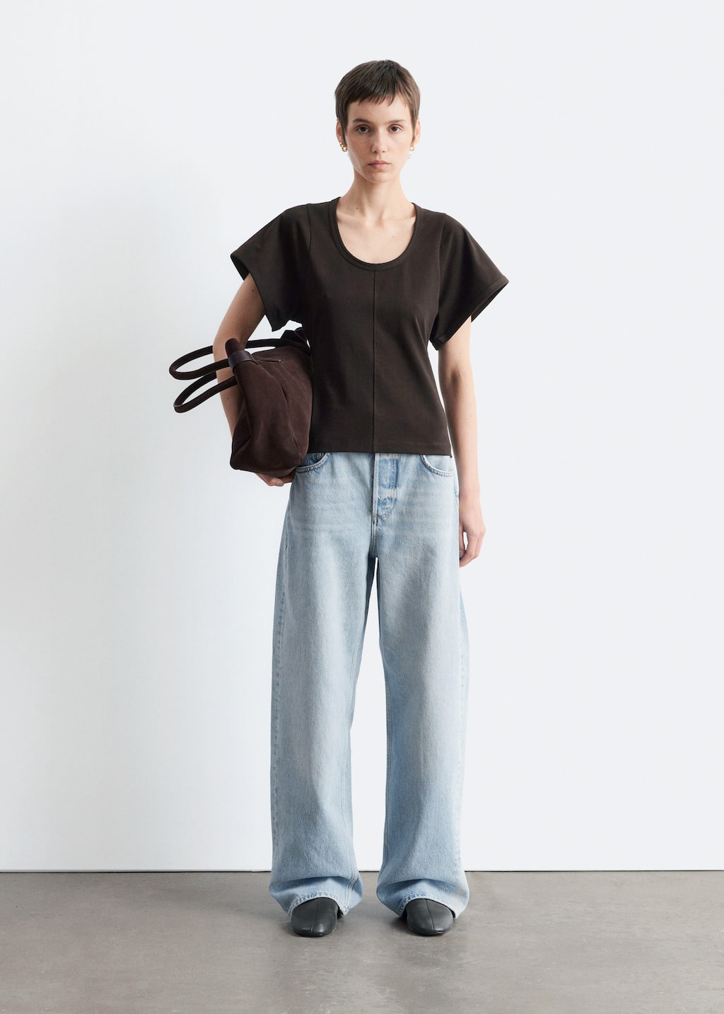 Image of T-shirt con ampia scollatura