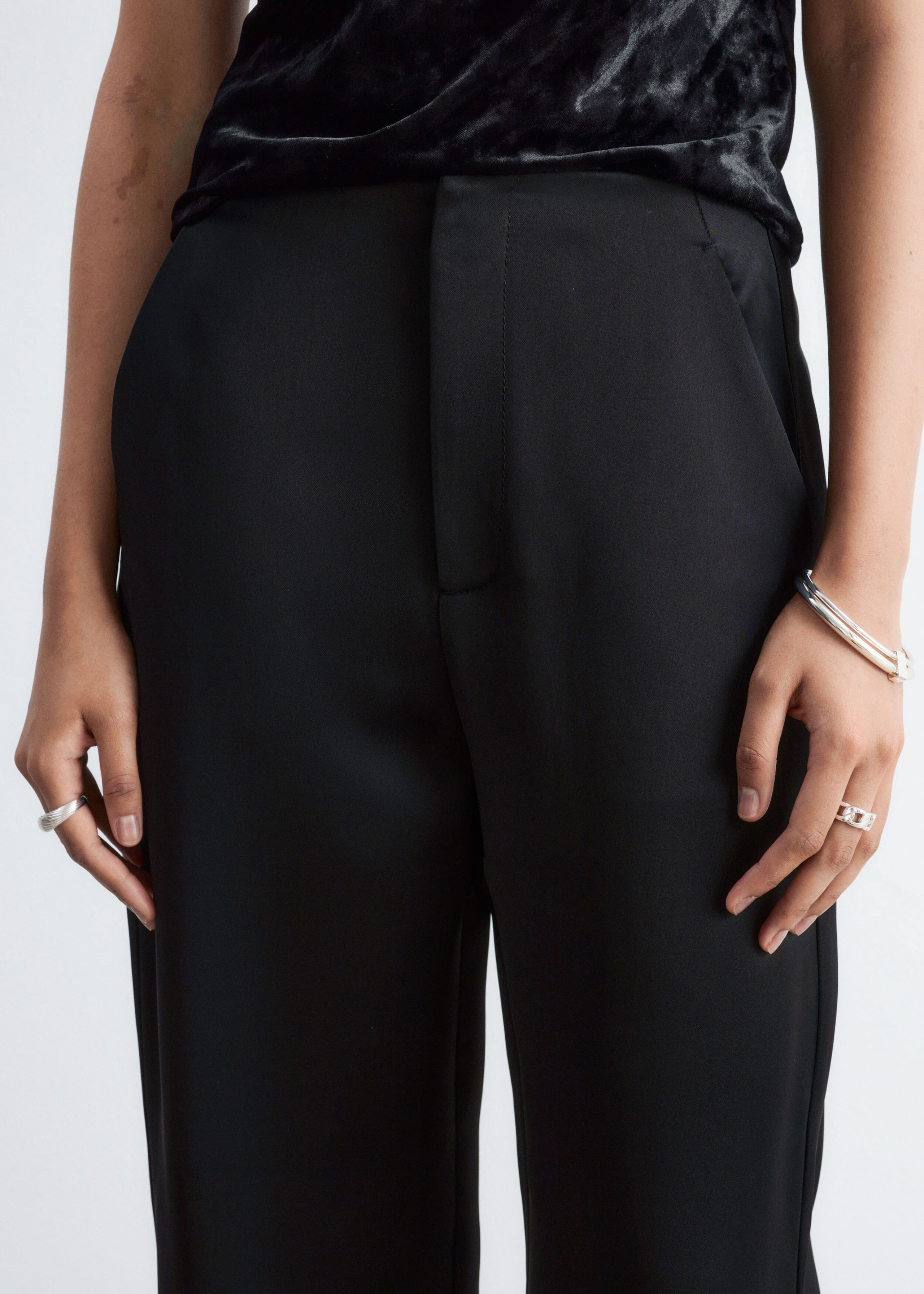 Relaxed Barrel Trousers - Black - Lookbook