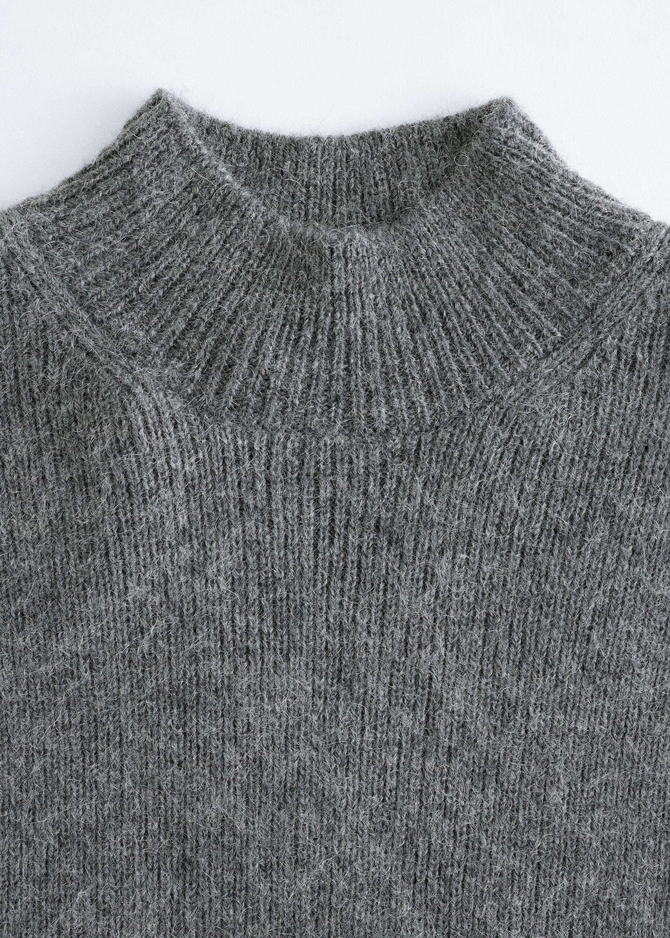 Visualizza immagine più grande: Un colletto a bavaglino grigio con collo alto è presentato FRONTE, caratterizzato da un collo alto a coste e una texture morbida e pelosa lavorata a maglia su tutto il capo.