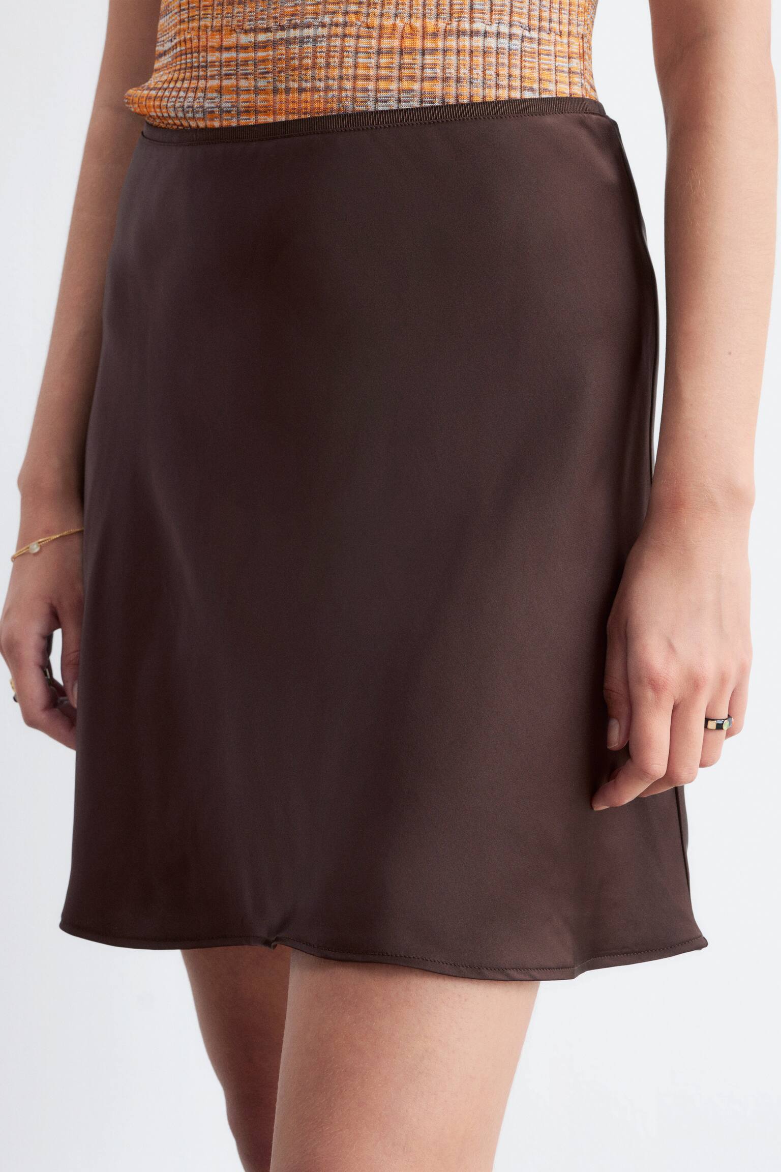 Schräg geschnittenes Minikleid aus Viskose - 5