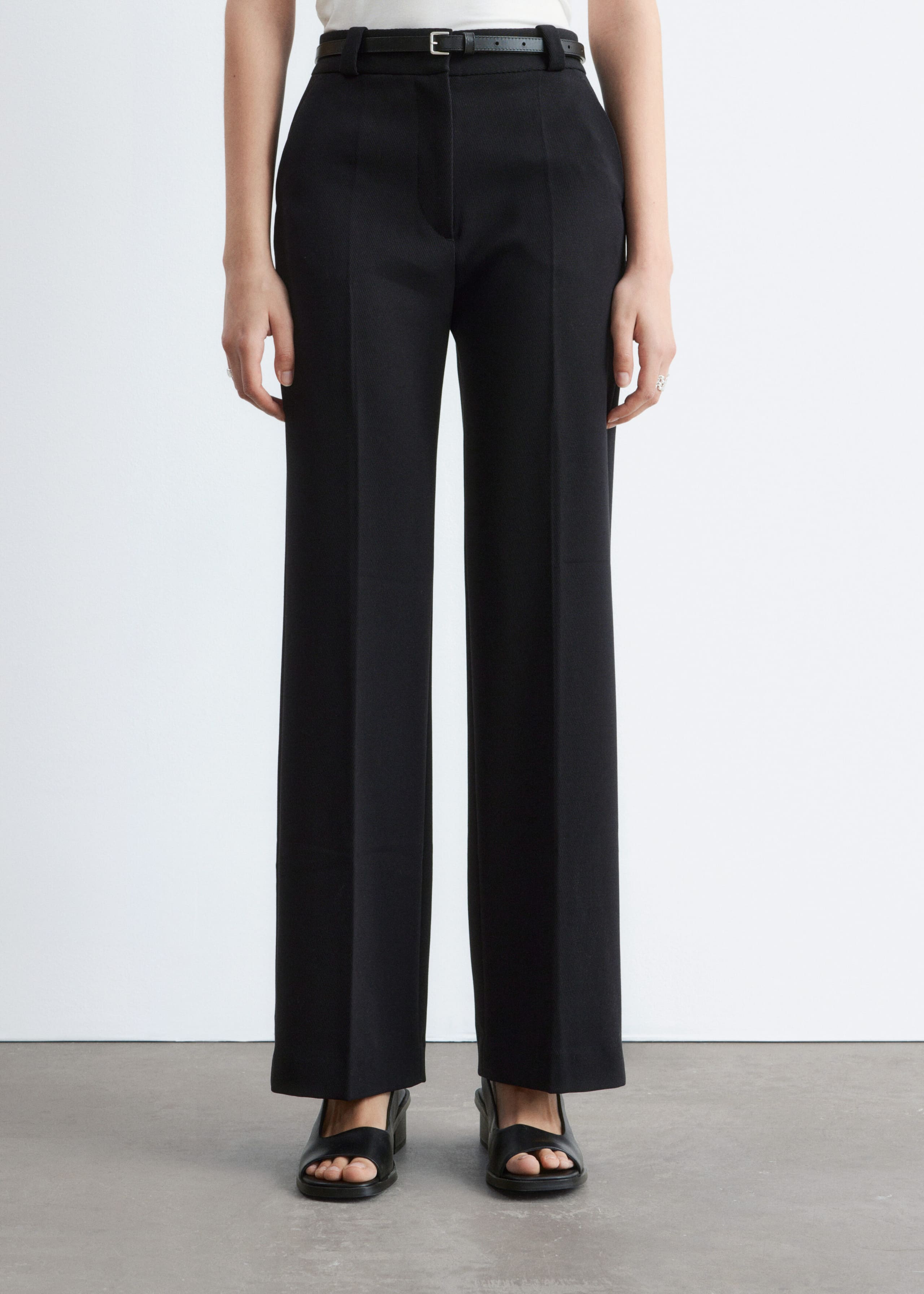 Gerade geschnittene Hose mit Bügelfalten - Cremefarben - Lookbook