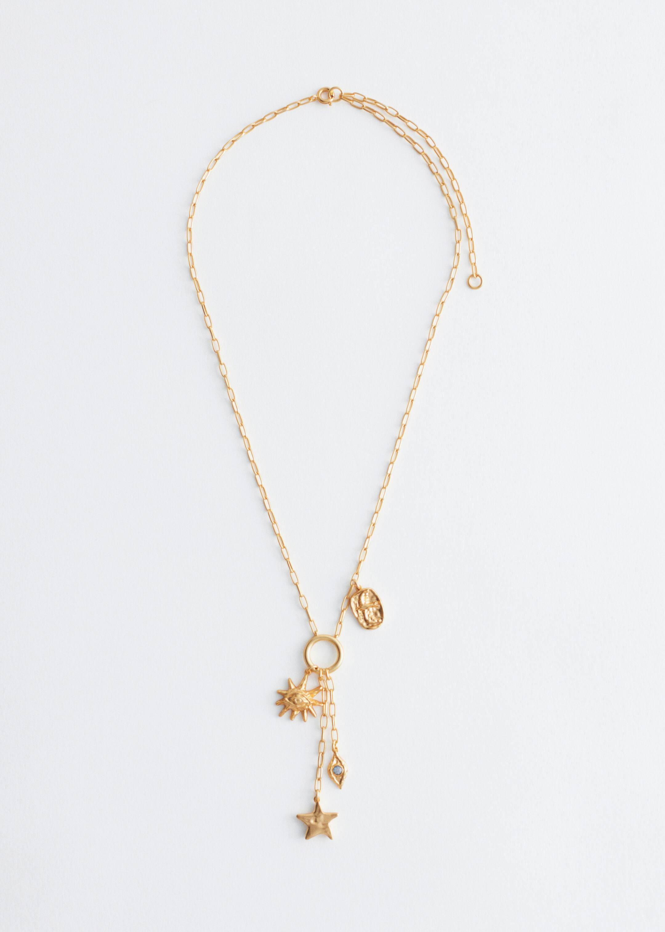 Vezi imaginea mai mare: Un colier elegant în stil lariat din alamă lustruită este așezat întins, cu fața ÎN FAȚĂ, afișând un lanț de tip paperclip cu un talisman oval atașat în secțiunea sa superioară și un inel central dedesubt, de la care atârnă talismane figurative texturate, inclusiv un soare cu un ochi, o stea și o picătură de lacrimă. O închizătoare cu arc și un lanț de lungime ajustabilă sunt, de asemenea, vizibile în partea de sus, dreapta.