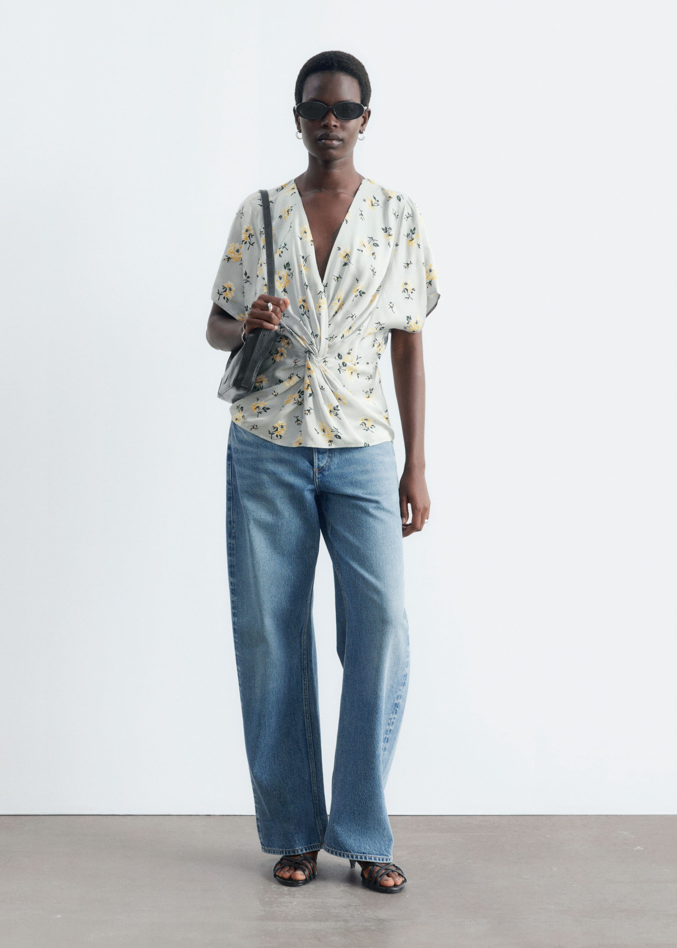 Blouse met gedraaide taille - Grijs/bloemen - Lookbook