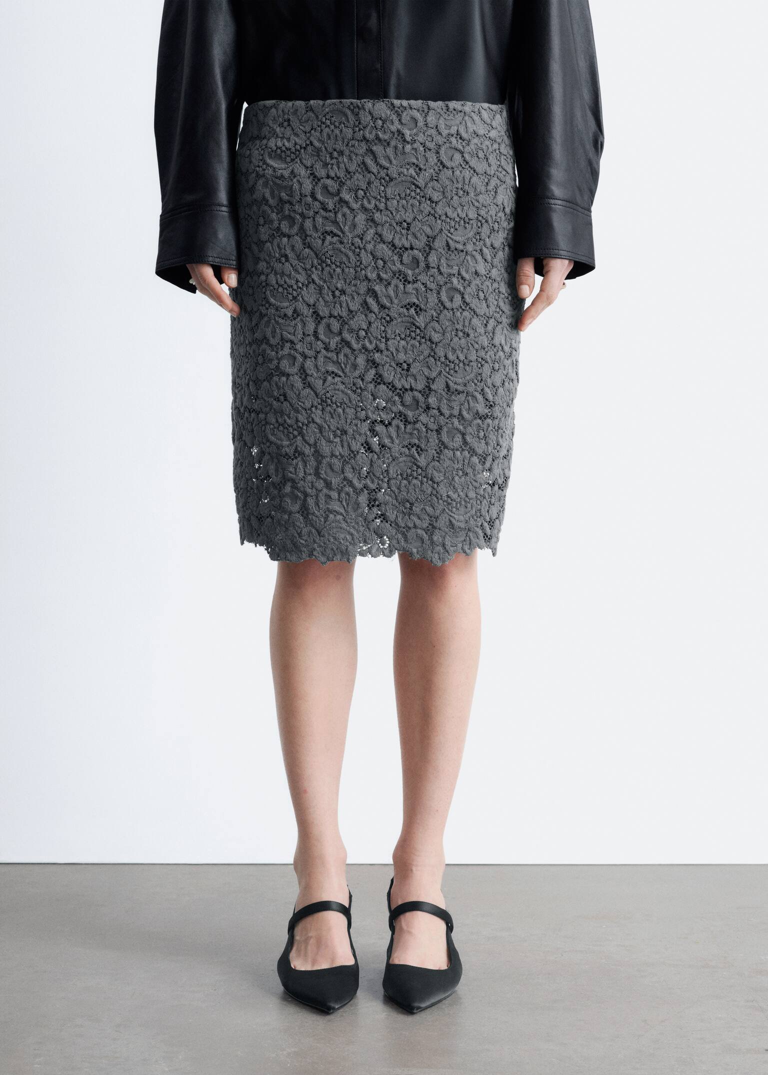 Midilang pencil-nederdel i blondestof - Mørkegrå - 3