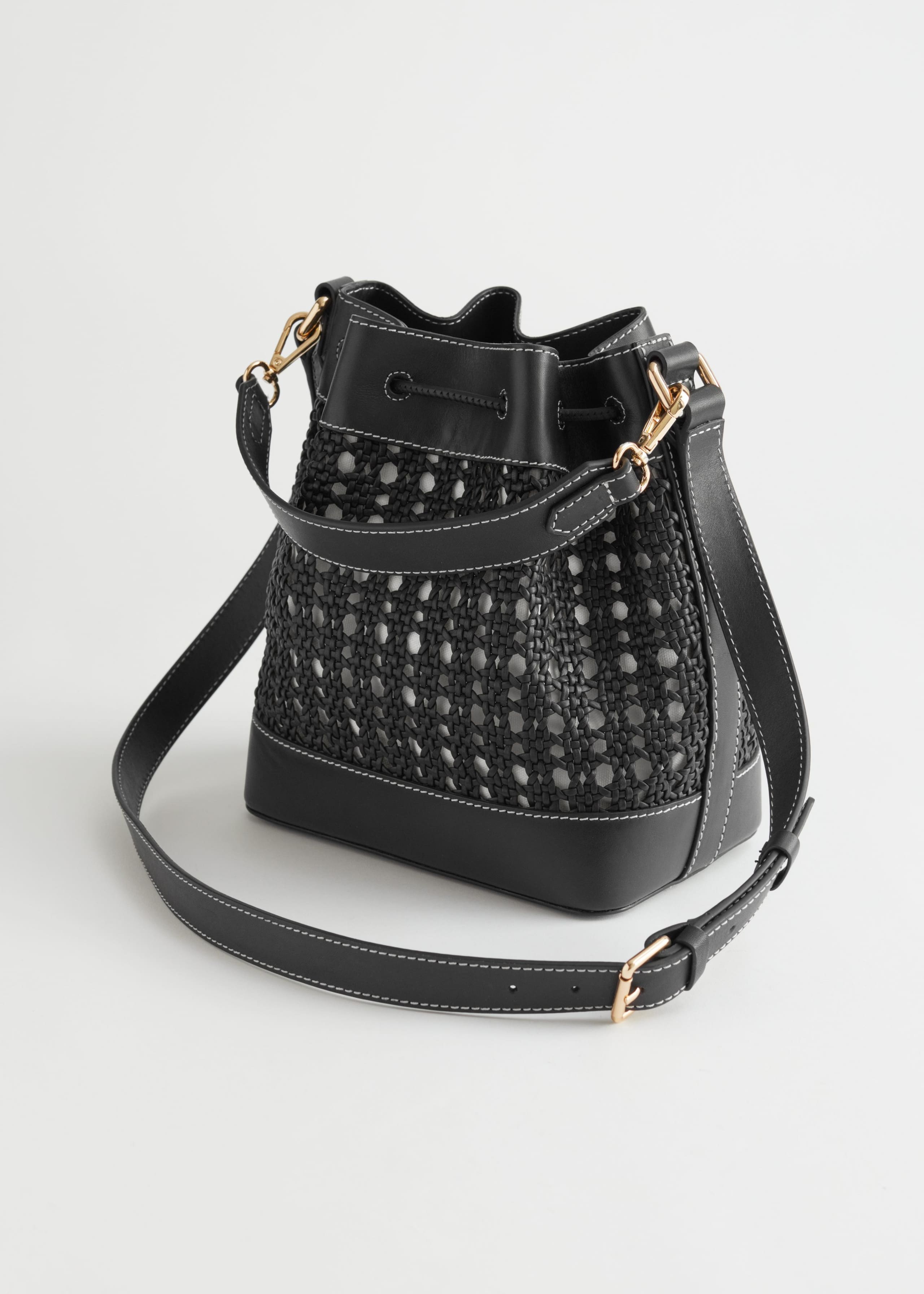 Braided Leather Bucket Bag - Black - Natura morta
