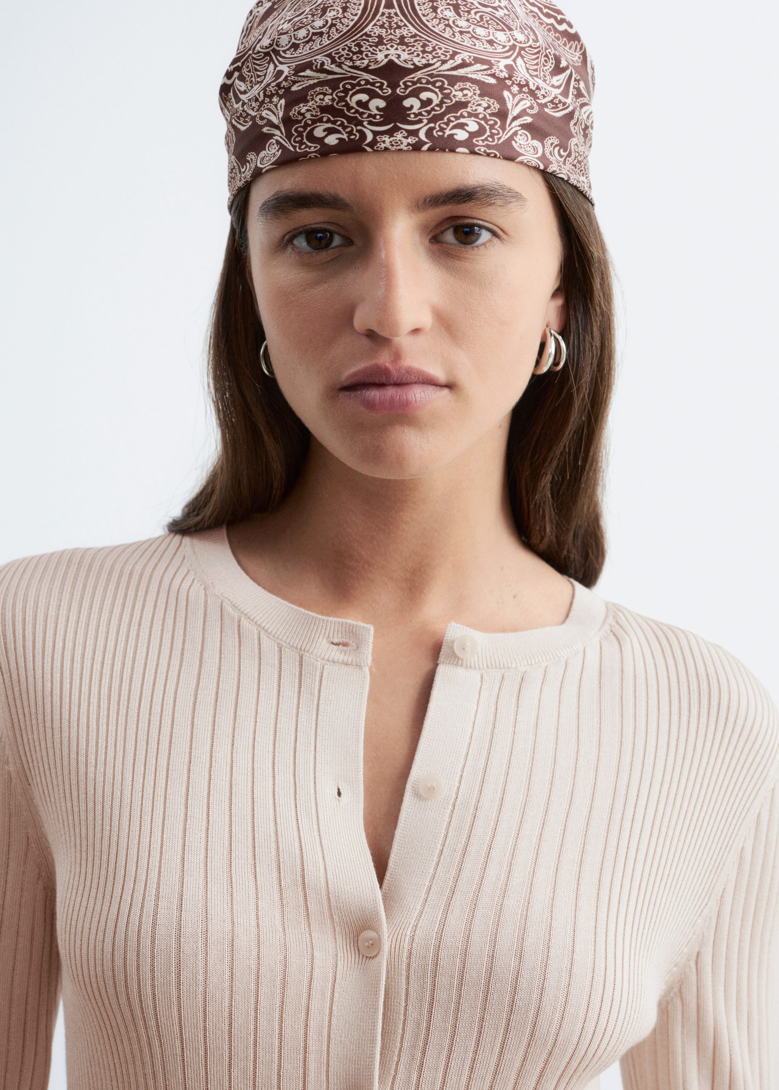 Ribbstickad cardigan – Ljusbeige – lookbook