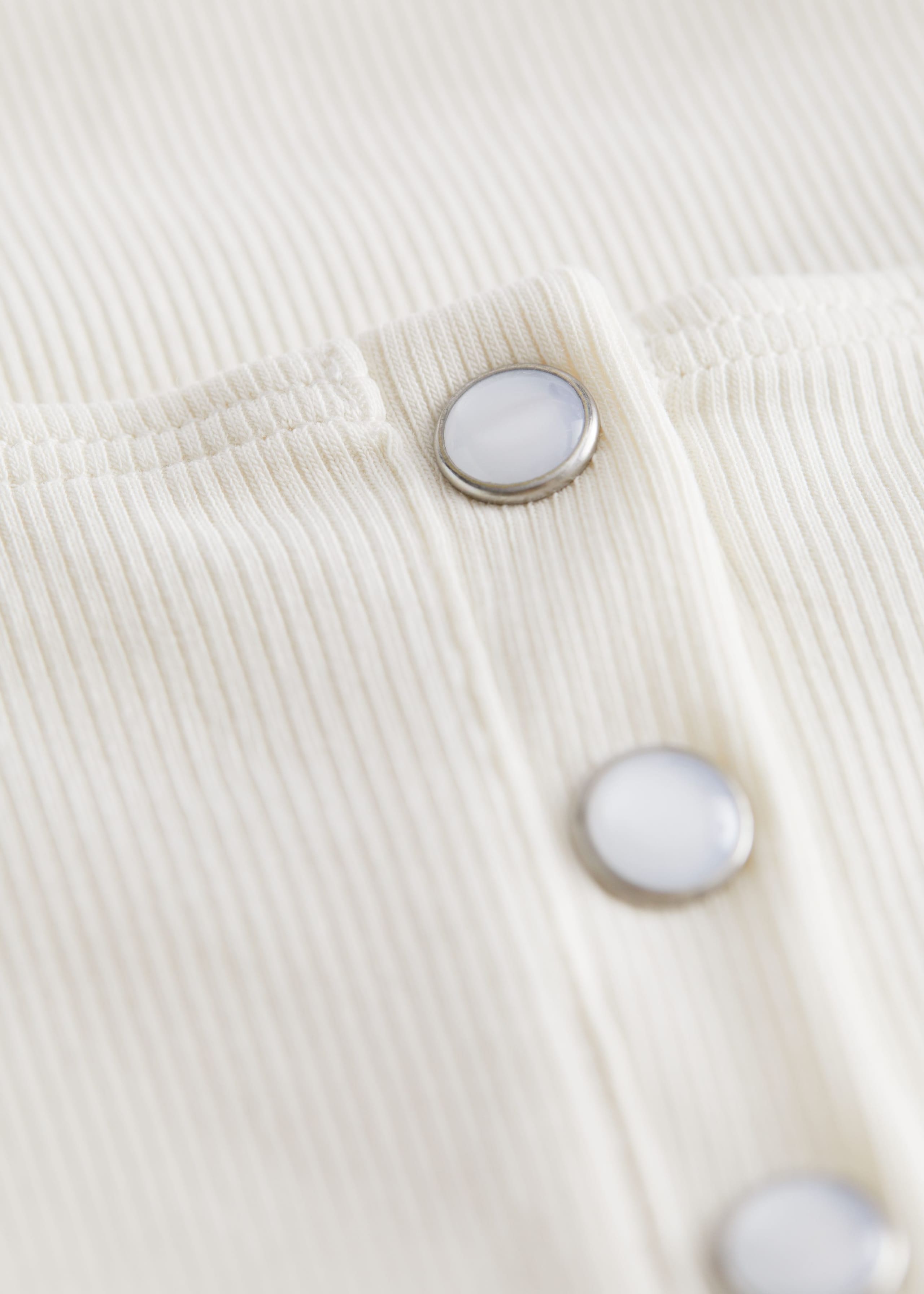 Buttoned Bodysuit - {{variantName}} - Detalle descriptivo