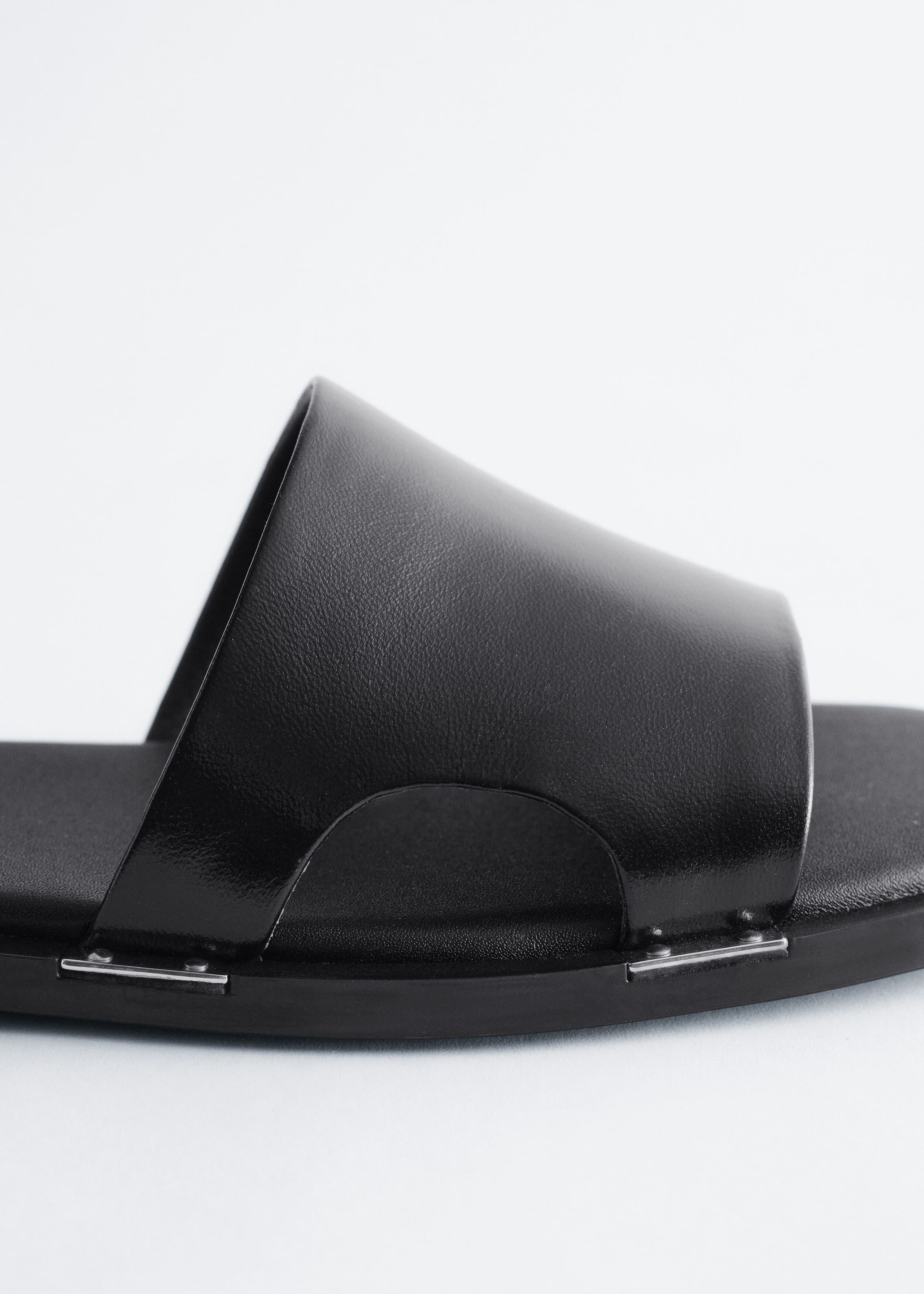 Image of Sandali in pelle con dettagli in metallo