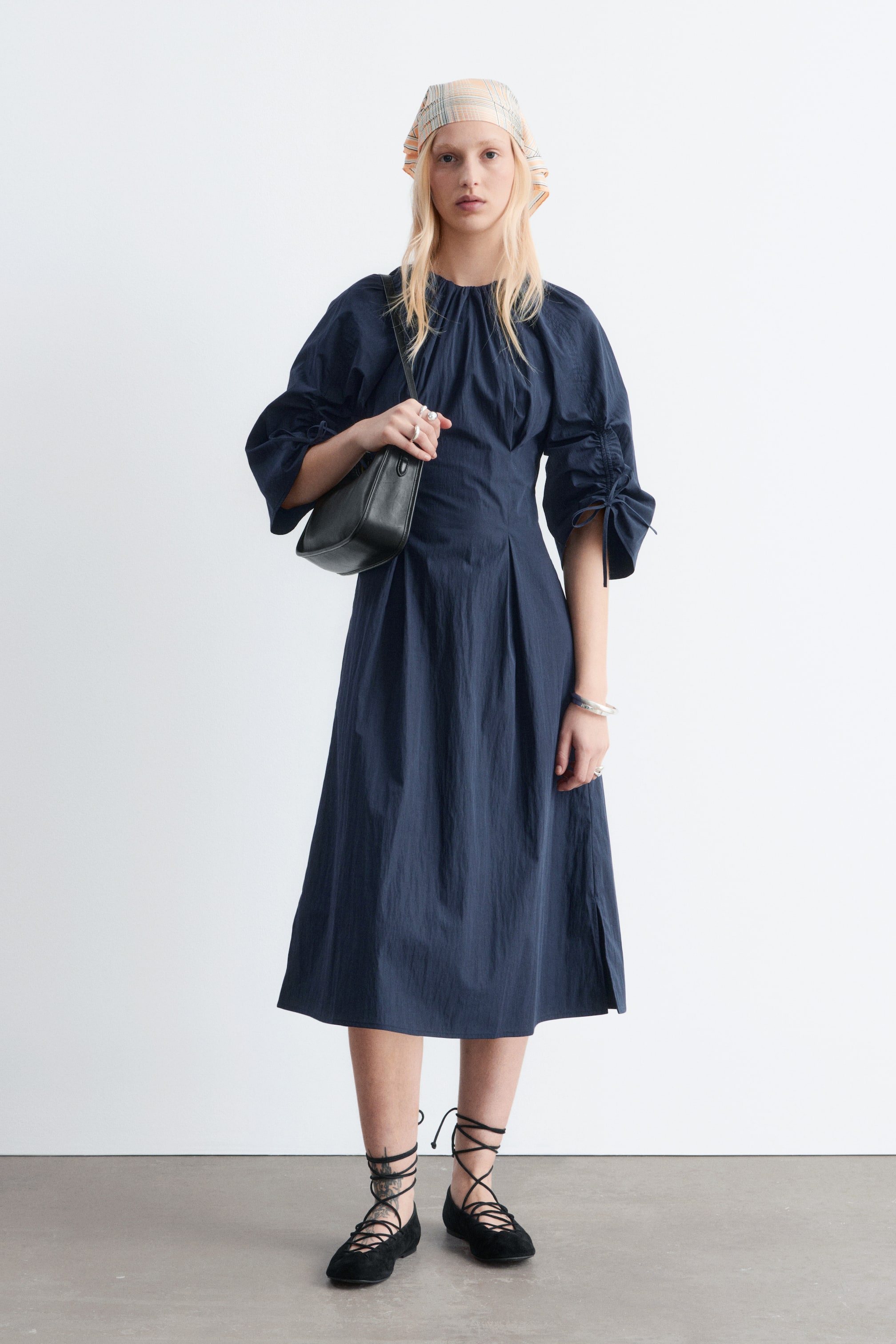 Agrandir l'image: Robe midi sculpturale à cordons de serrage - Bleu marine - FEMME | H&M CH 1