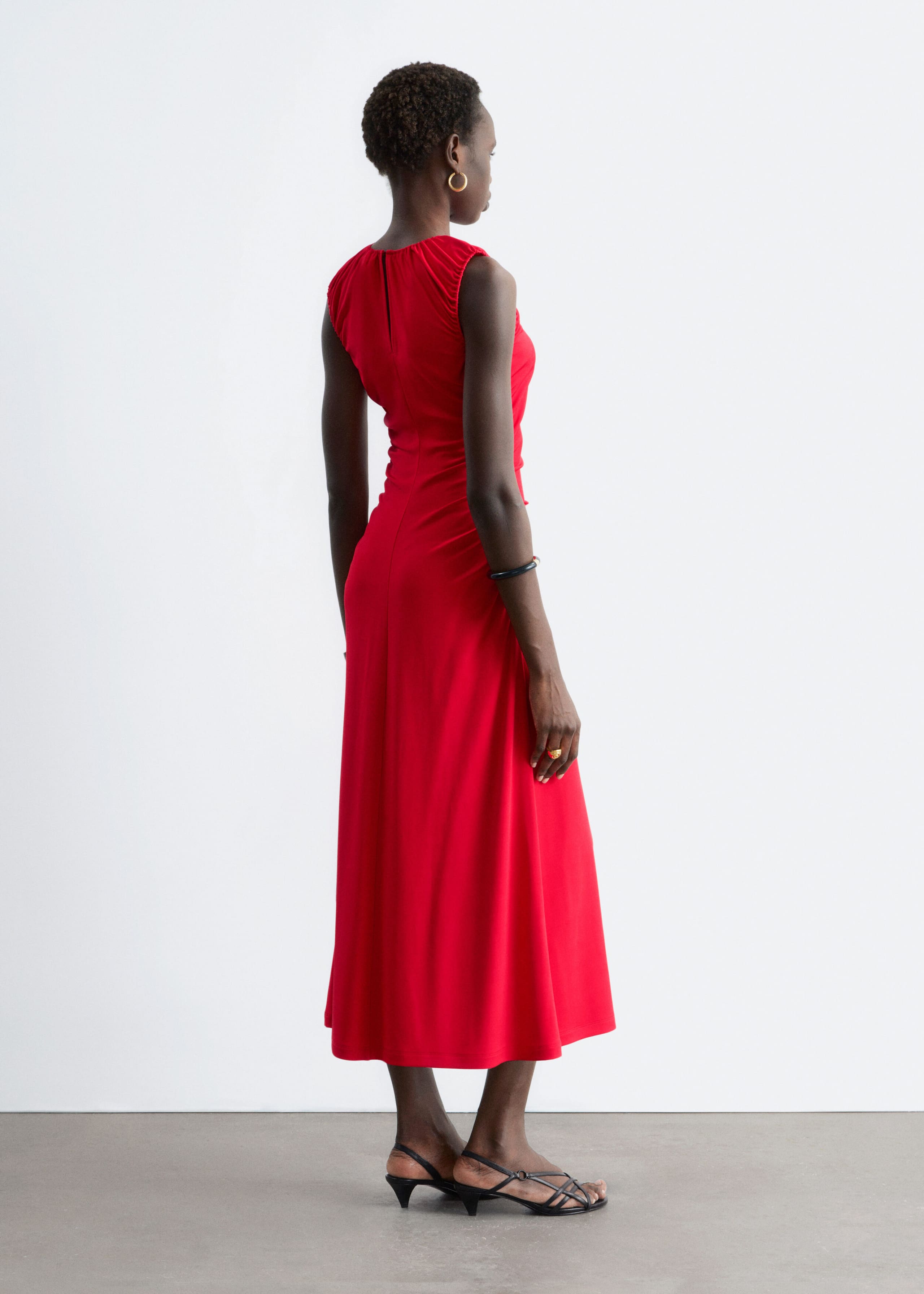 Midikleid mit Schlüssellochdetail und Raffungen - Leuchtendes Rot - Lookbook